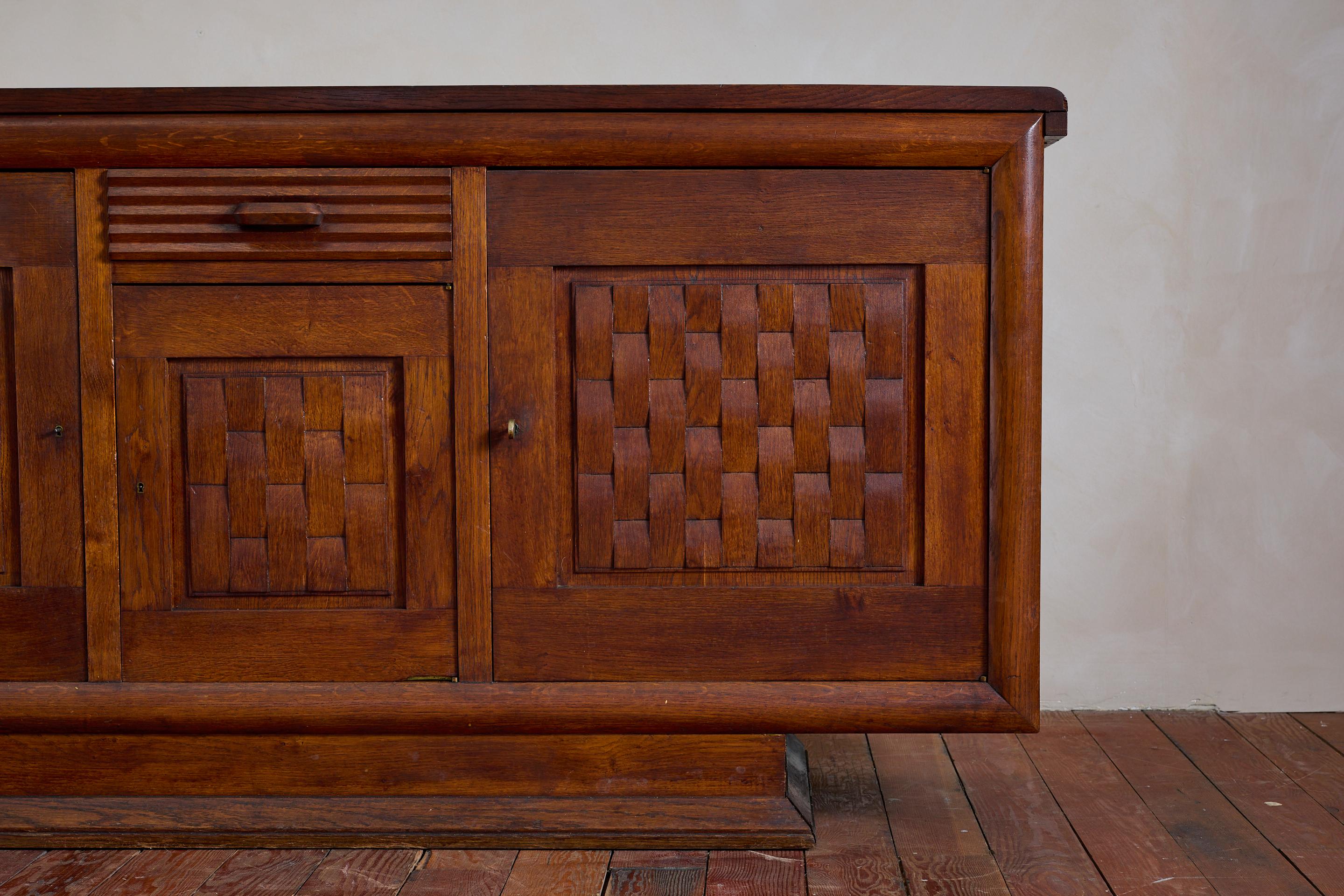 Buffet en chêne français des années 1940 en vente 1