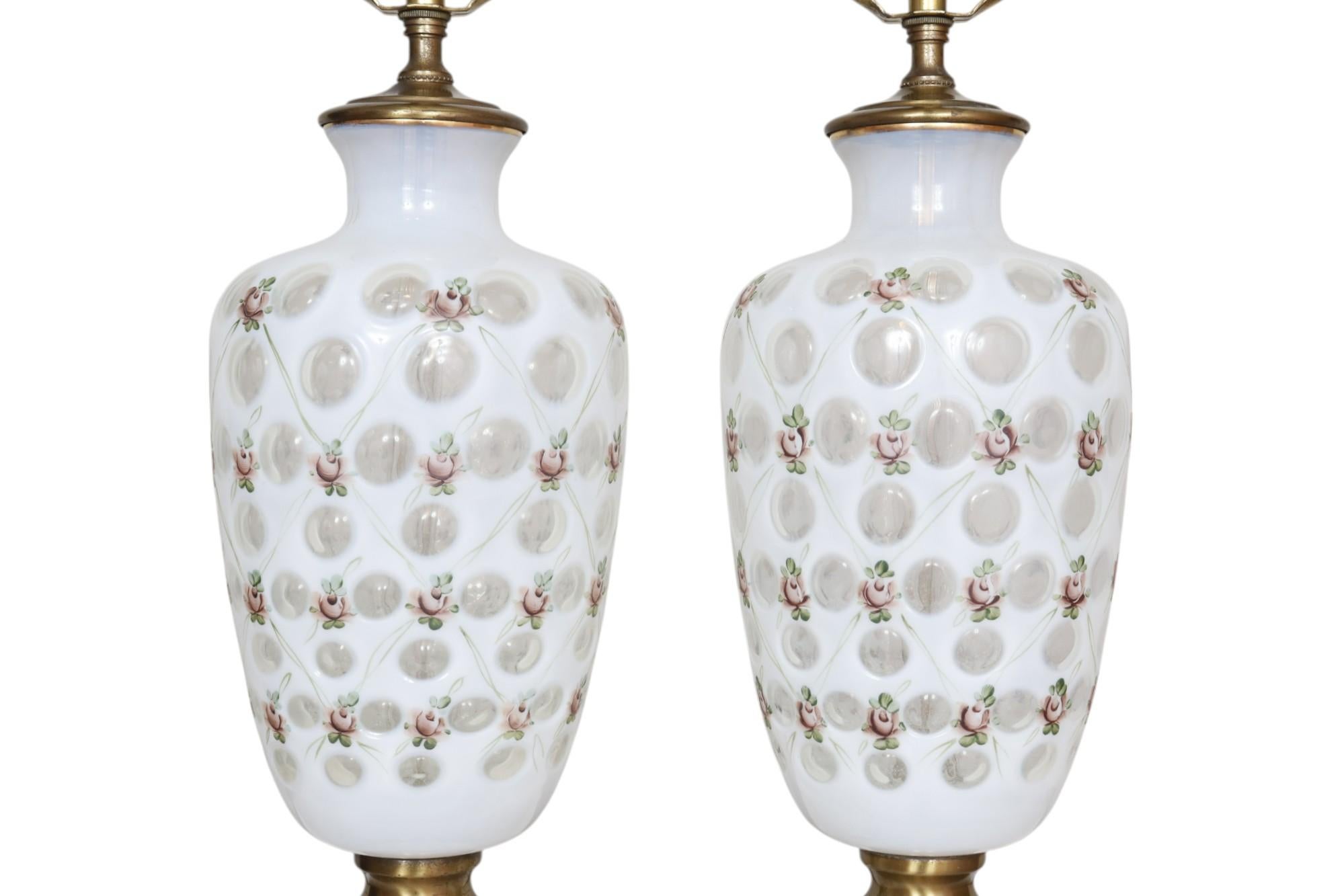 Coppia di lampade francesi in vetro opalescente bianco Dot Dot dipinte a mano da Fenton. I vasi sono realizzati con un motivo in vetro bianco-latte su vetro trasparente, ispirato al motivo vittoriano del vetro noto come 
