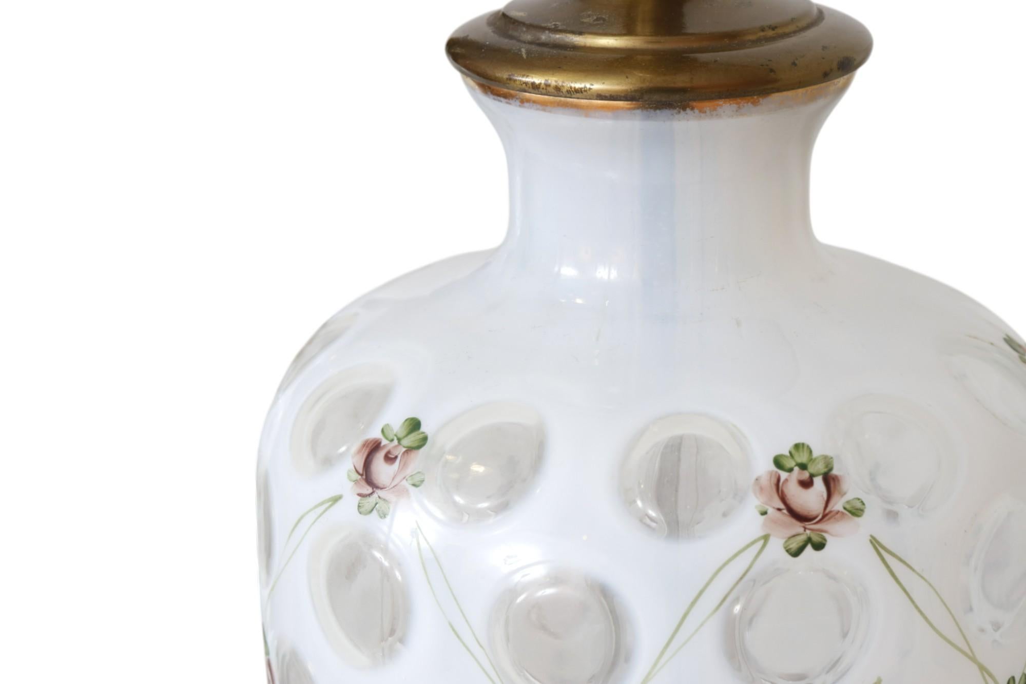 Lampade francesi Dot Dot Dot opalescenti bianche di Fenton degli anni '40, una coppia In condizioni buone in vendita a Bradenton, FL