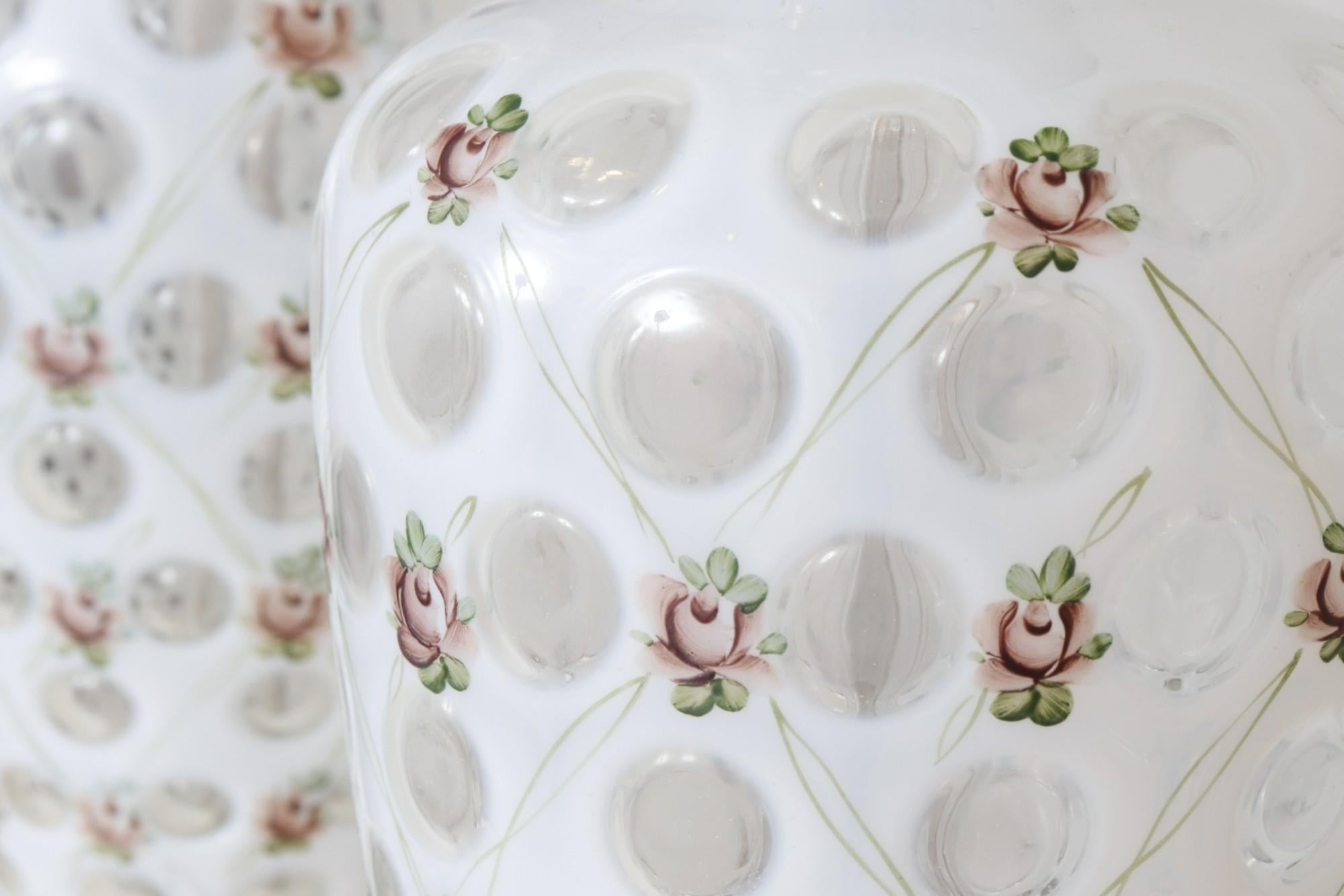 Metà XX secolo Lampade francesi Dot Dot Dot opalescenti bianche di Fenton degli anni '40, una coppia in vendita
