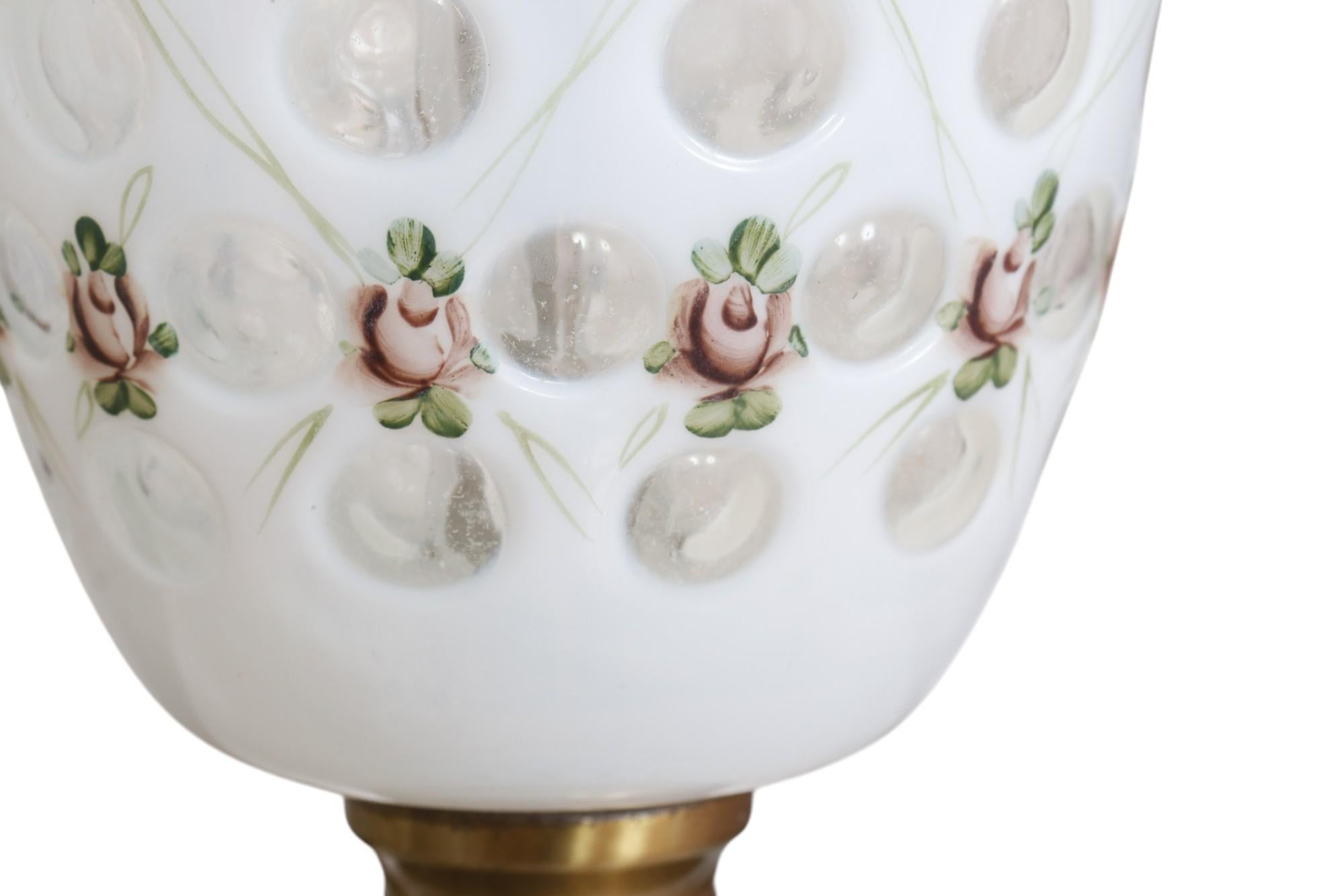 Ottone Lampade francesi Dot Dot Dot opalescenti bianche di Fenton degli anni '40, una coppia in vendita