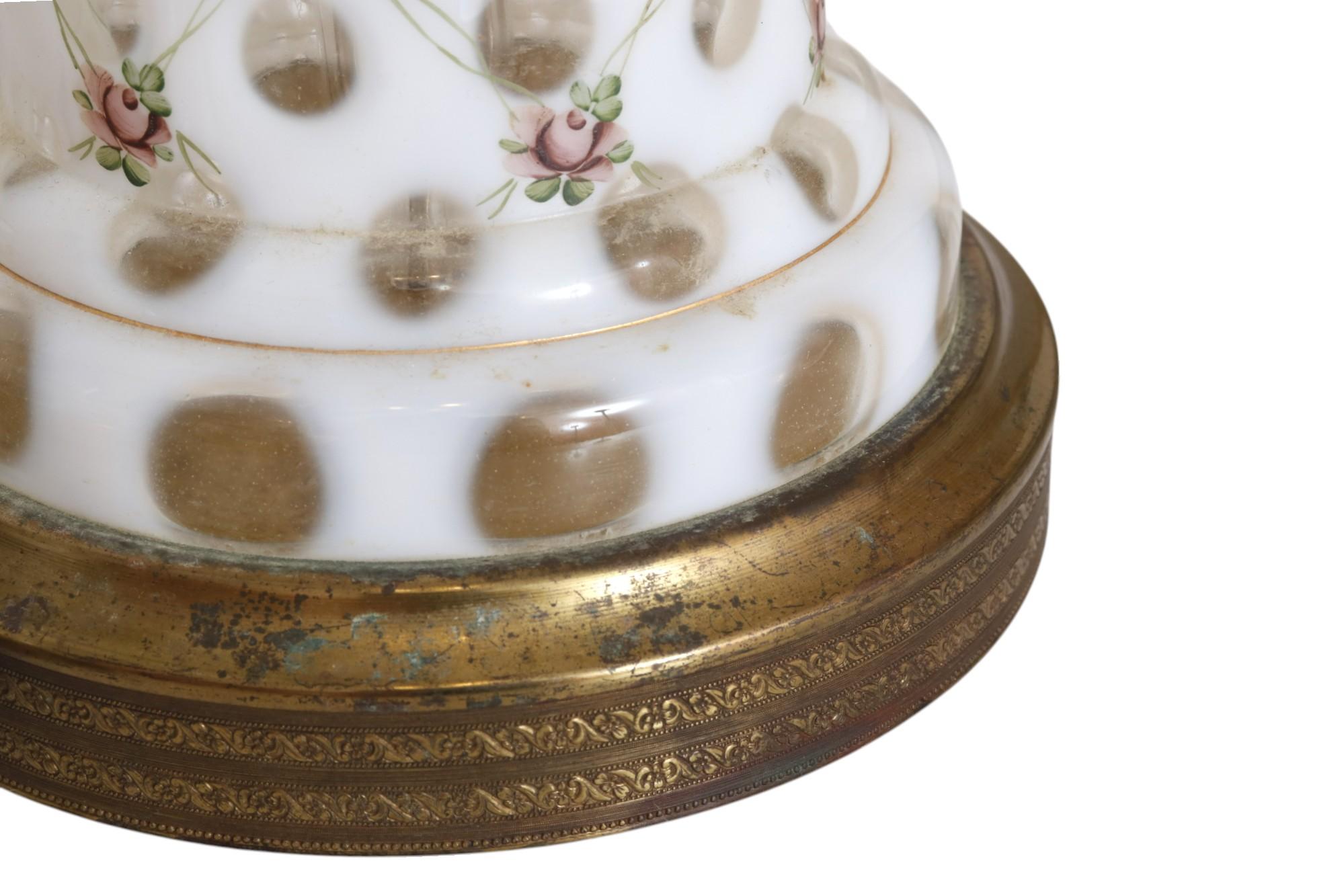 Lampade francesi Dot Dot Dot opalescenti bianche di Fenton degli anni '40, una coppia in vendita 1