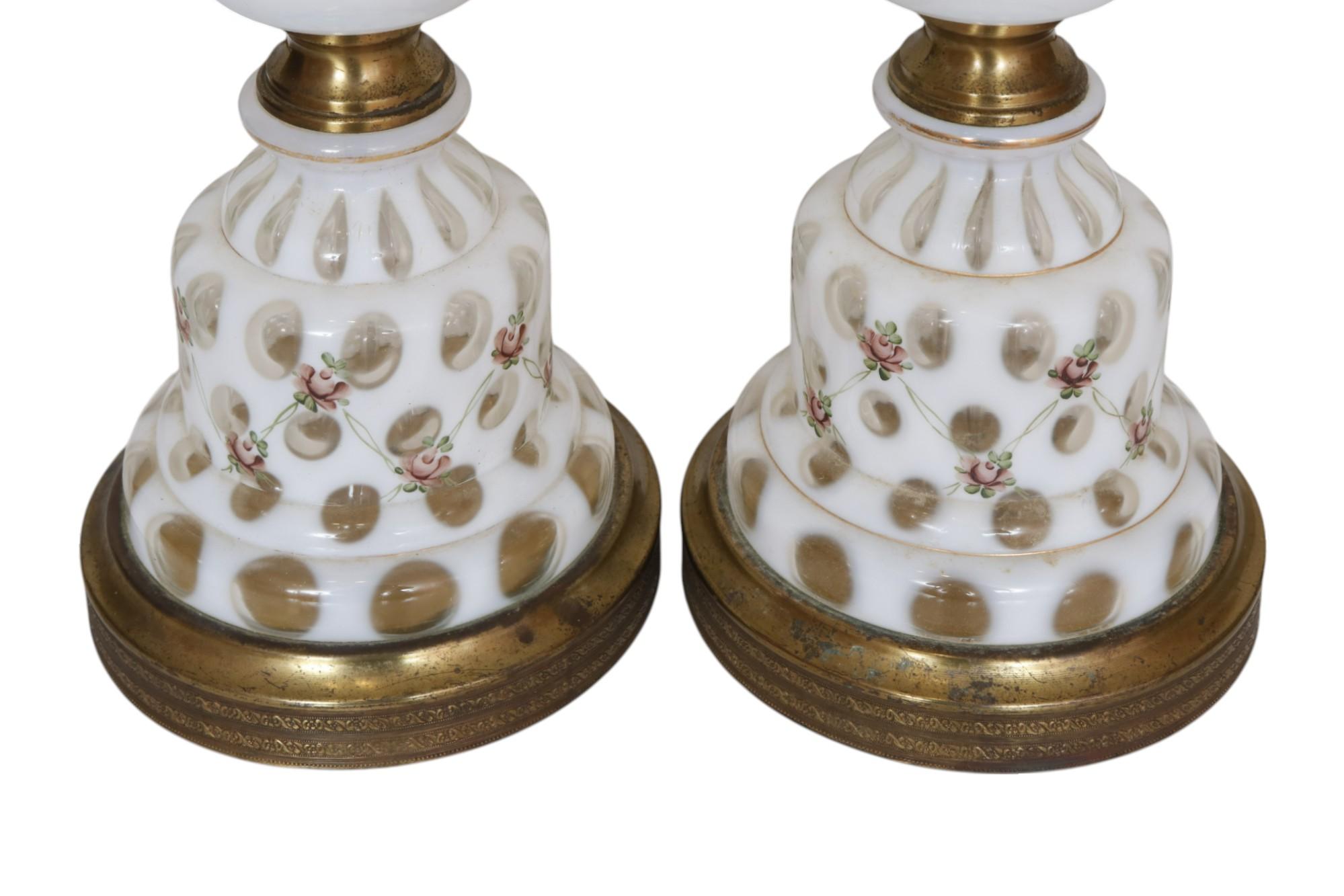 Lampade francesi Dot Dot Dot opalescenti bianche di Fenton degli anni '40, una coppia in vendita 2