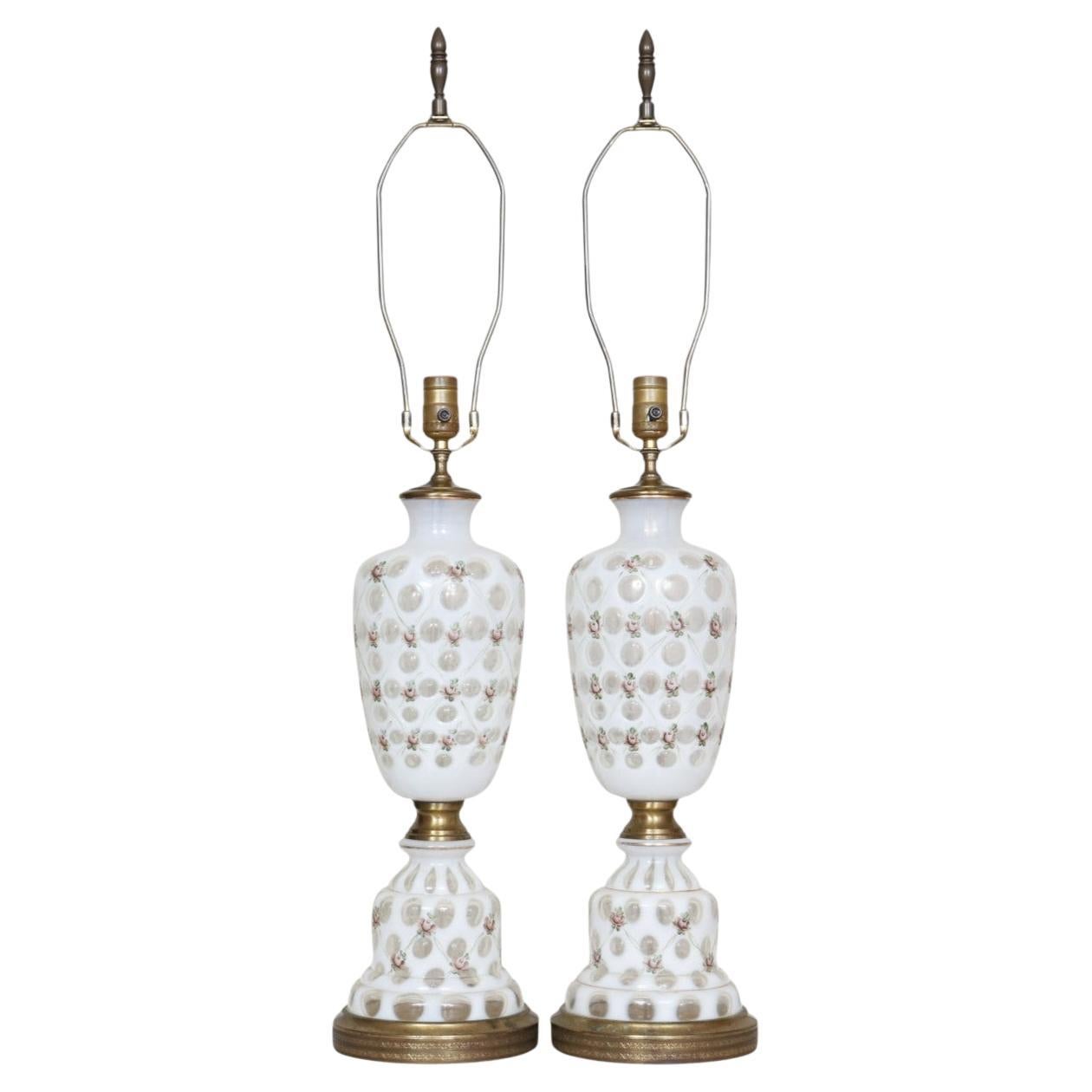 Lampade francesi Dot Dot Dot opalescenti bianche di Fenton degli anni '40, una coppia in vendita
