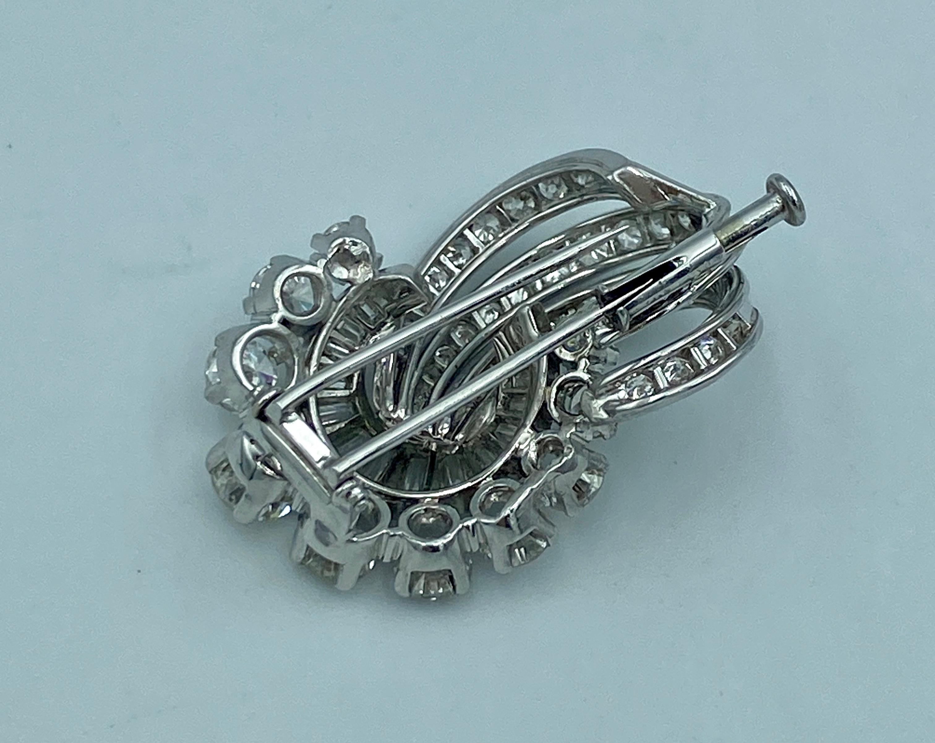 1940s French platinum and diamond swirl brooch In Good Condition For Sale In London, GB
