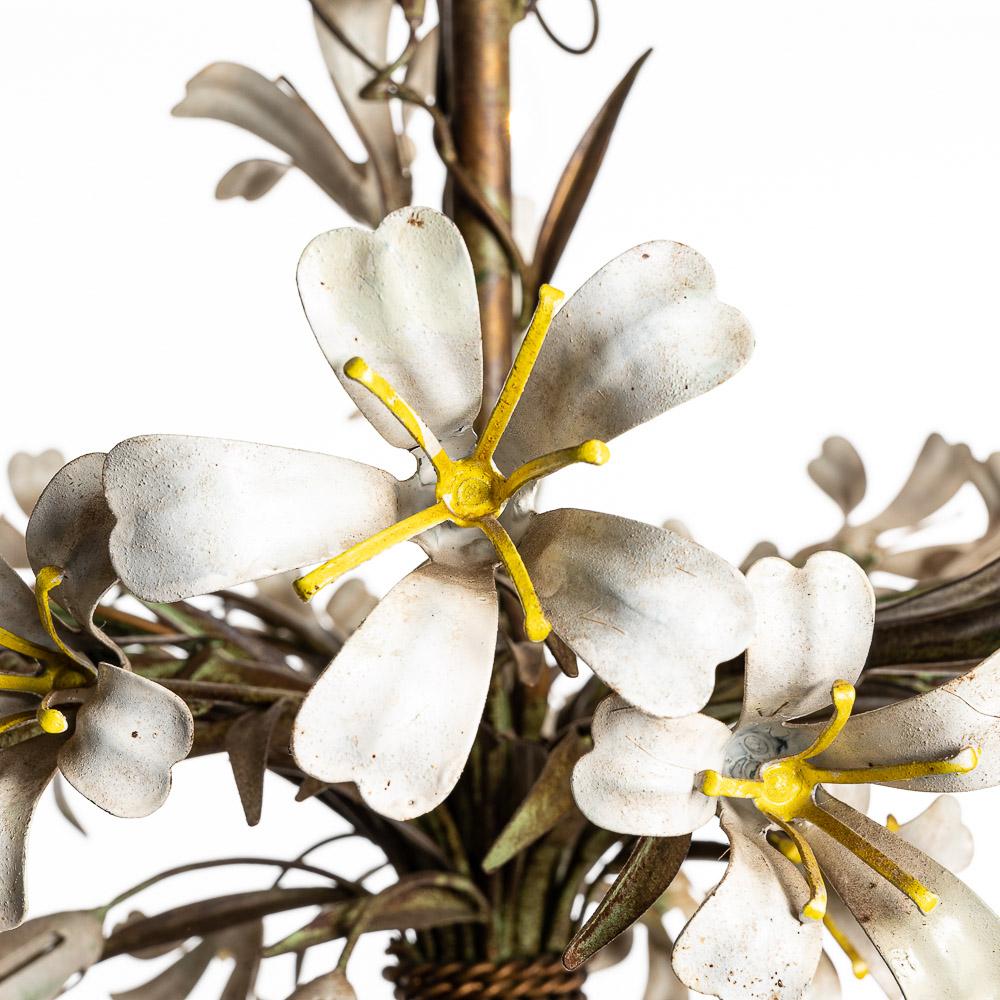Policromo Lampadario francese a fiori in tole policromo degli anni '40 in vendita