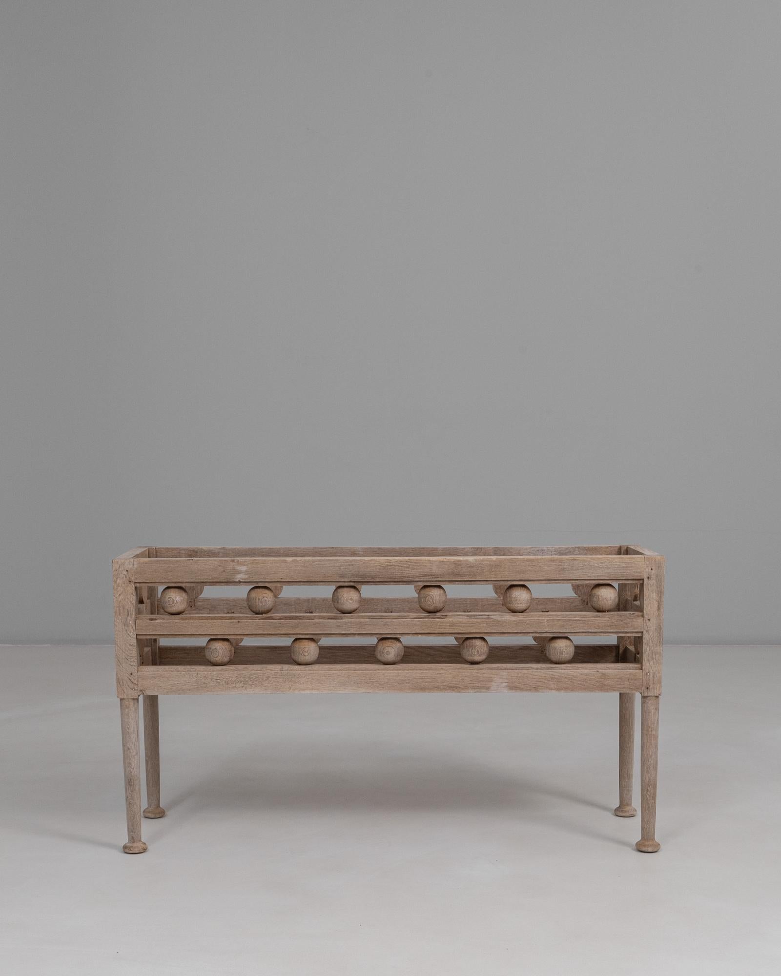 Fioriera in legno di Oak Oak, anni '40. Questa caratteristica fioriera è caratterizzata da un affascinante design a spola, con file di fusi arrotondati che creano una cornice aperta e scultorea tipica dell'artigianato provinciale francese della metà