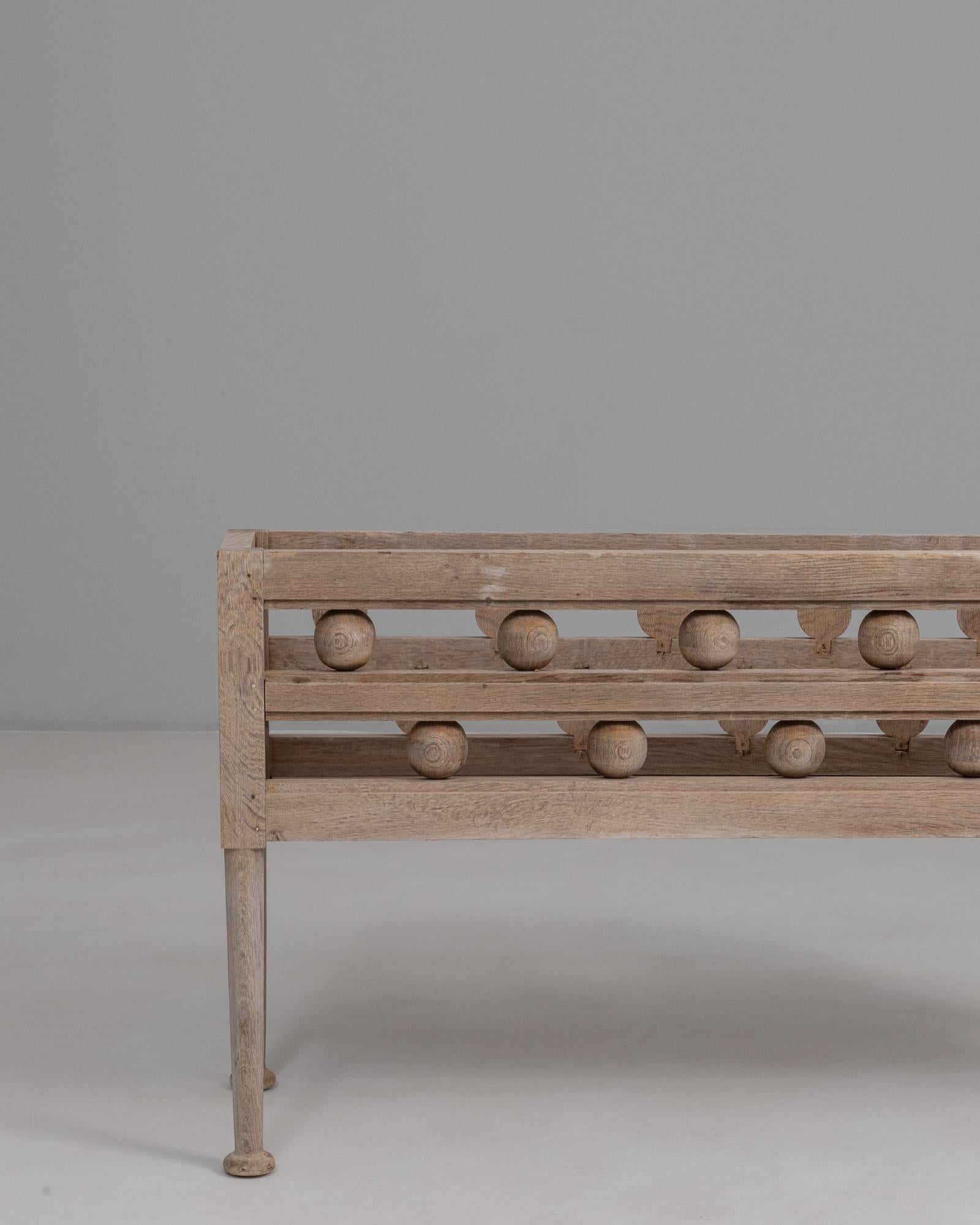 Fioriera in legno di Oak Oak, anni '40, di origine provinciale francese, tornita a bobina In condizioni buone in vendita a High Point, NC