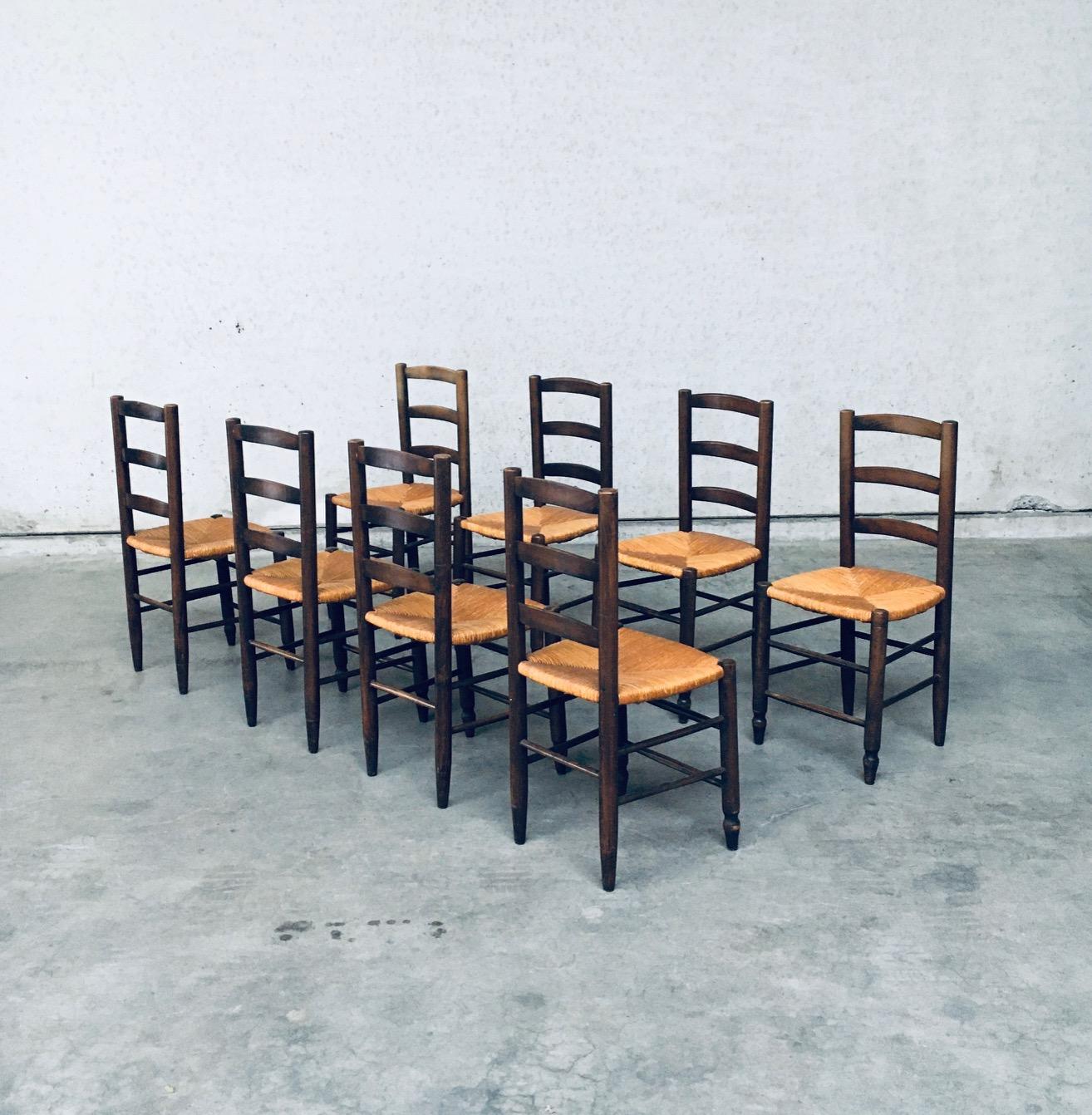 Sedie da pranzo vintage in rovere patinato e giunco di design brutalista francese. Set di 8 sedie. Made in France, anni '40-'50. Alla maniera delle sedie modello 19 di Charlotte Perriand. Sedie in stile Georges Robert. Quercia patinata con sedili in