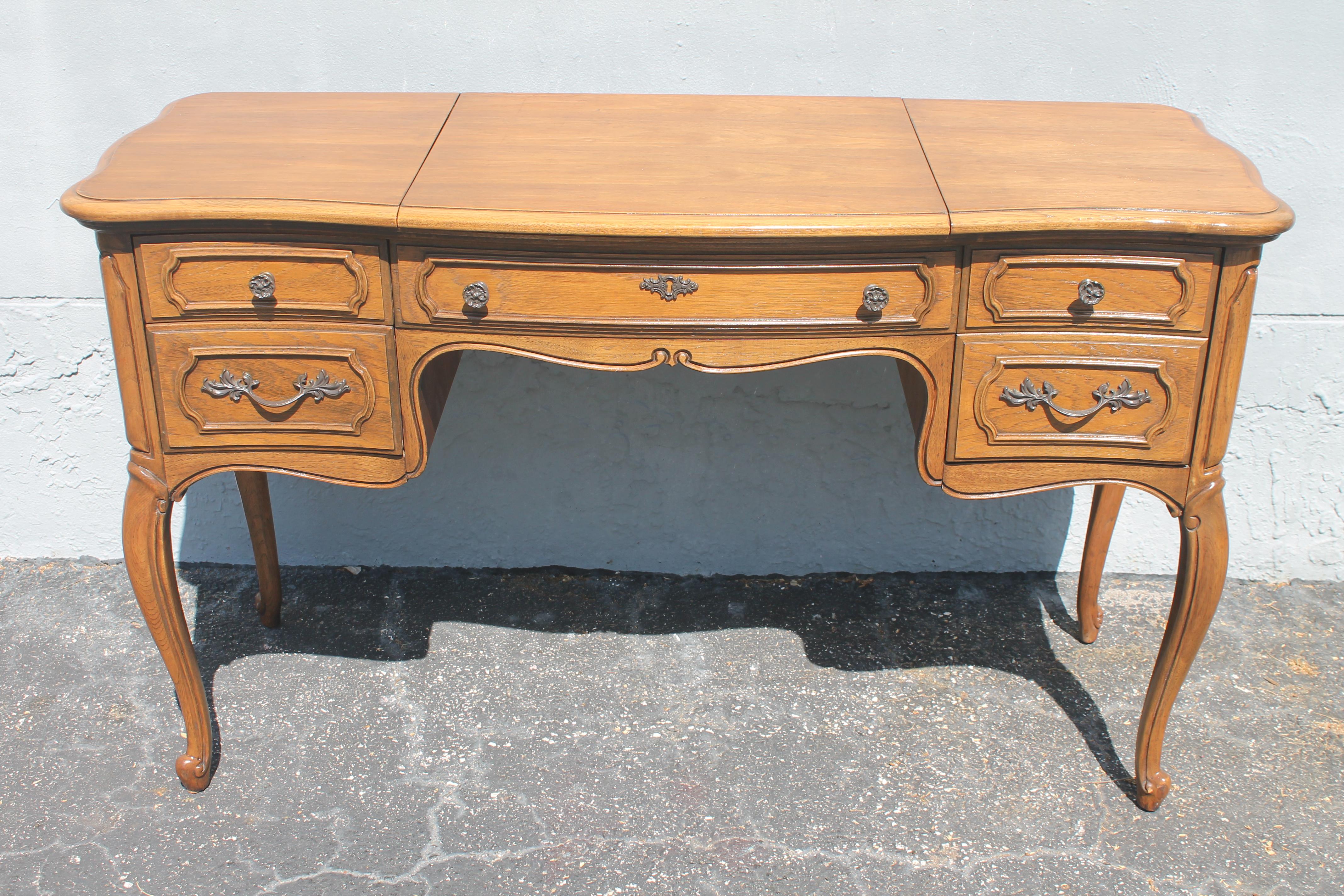 1940's French Provincial Ladies Vanity/ Dresser by Thomasville. Great storage drawers. 3 drawers with one under the miiror and compartment. Beautiful vanity built with excellent quality.