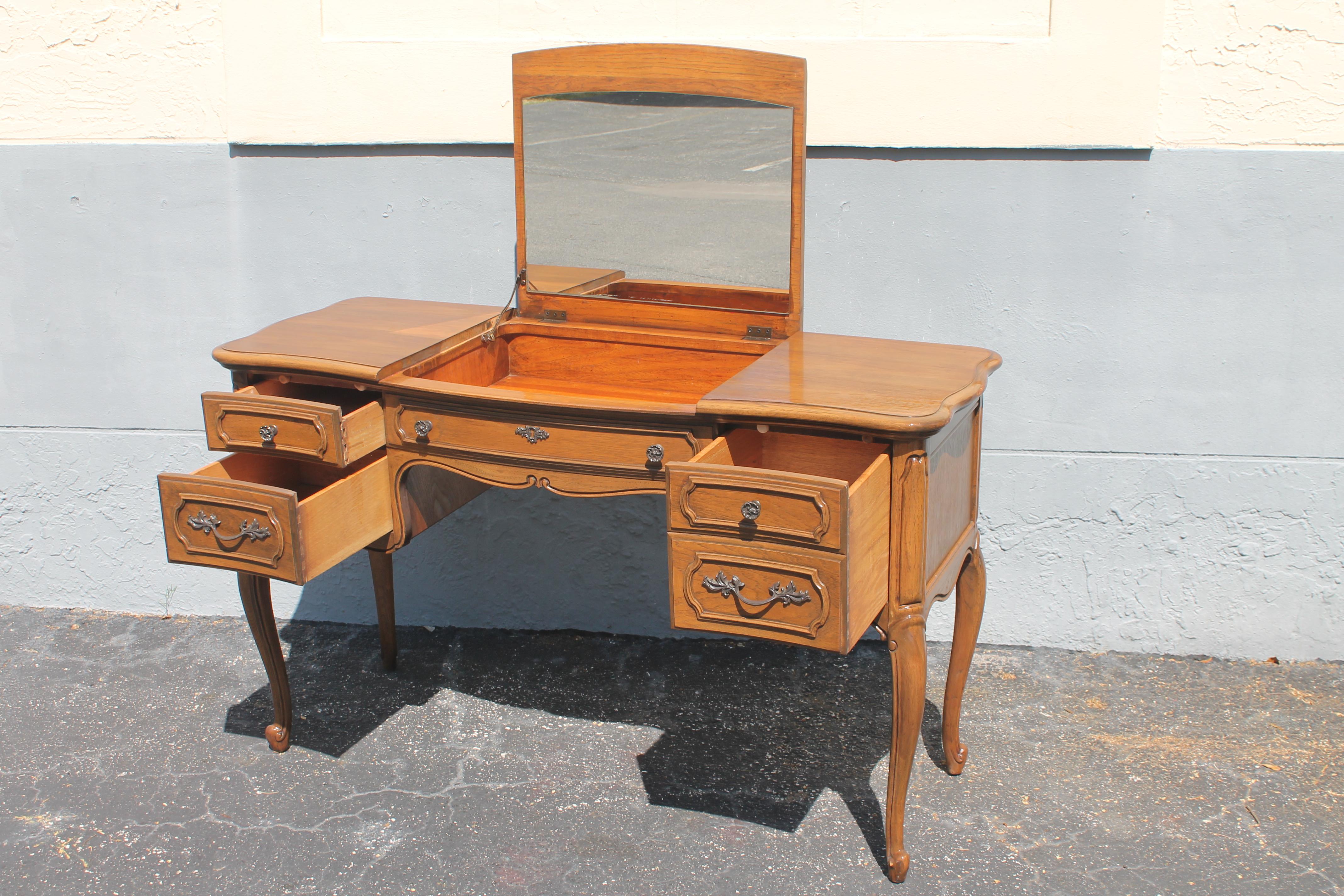 1940's French Provincial Narrow Ladies Vanity by Thomasville In Good Condition For Sale In Opa Locka, FL