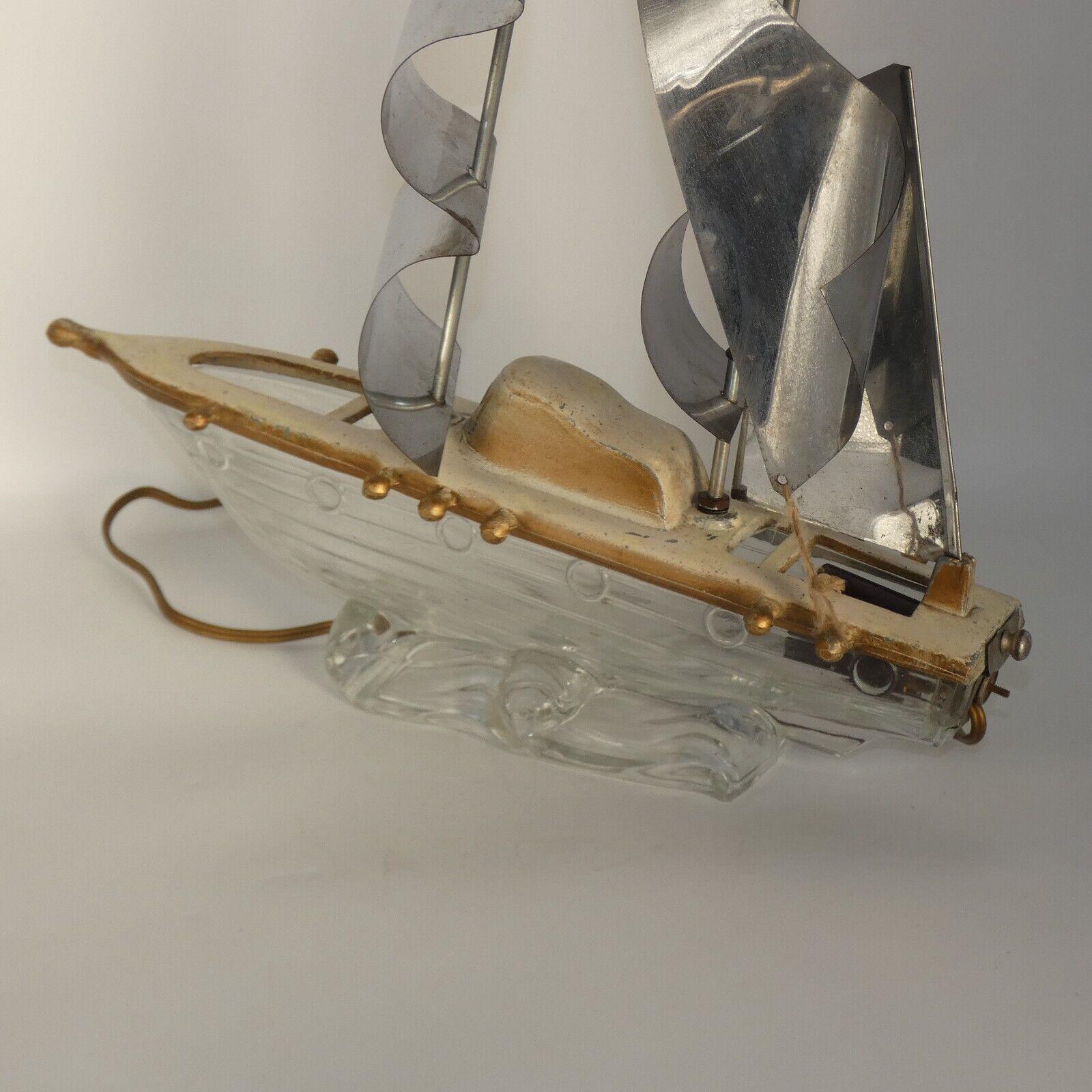 1940er Jahre Französisch Regency geschnitztes Holz, geformtes Glas Schiff Tischlampe signiert von Dior im Angebot 5