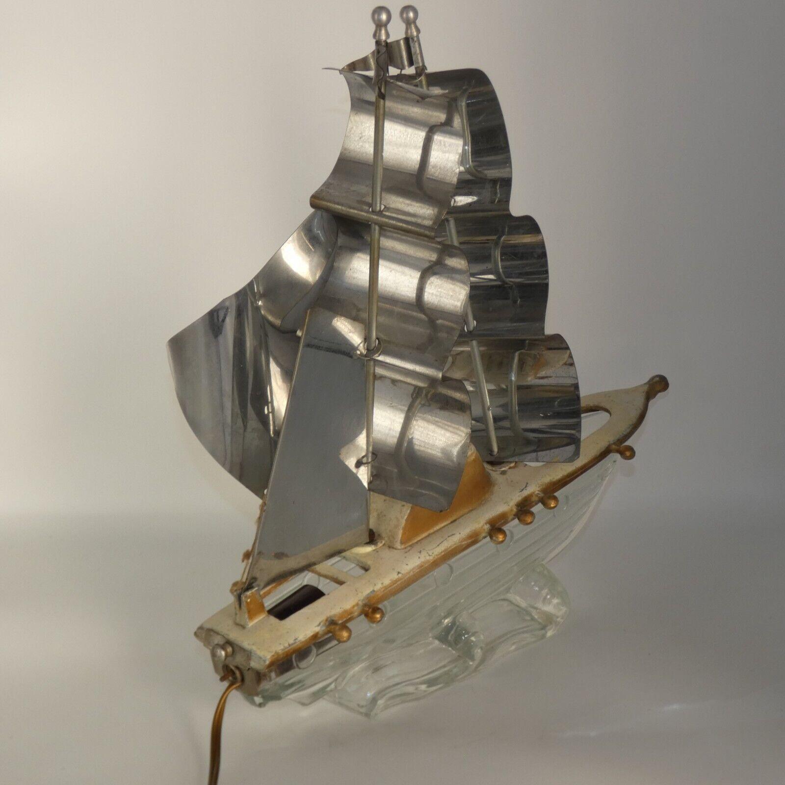 1940er Jahre Französisch Regency geschnitztes Holz, geformtes Glas Schiff Tischlampe signiert von Dior im Angebot 7
