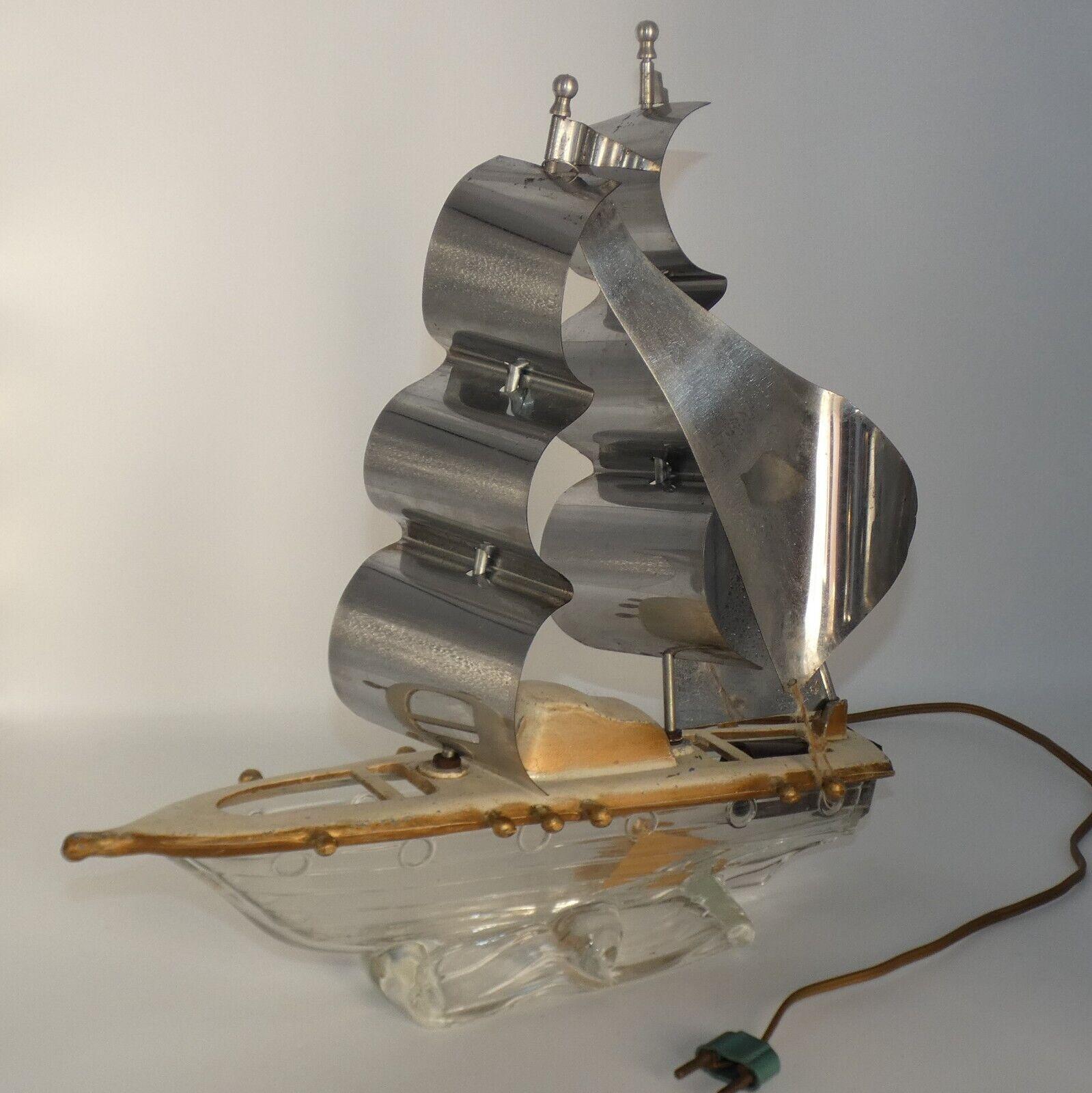 Sehr seltene französische Regency-Schiffstischlampe, signiert von Dior. Sehr hohe Qualität. Dies war ein Stück aus dem Dior-Salon. Geformtes Kunstglas mit geschnitztem Holz und höchster Qualität auf der ganzen Linie. Nautisches Segelschiff.
