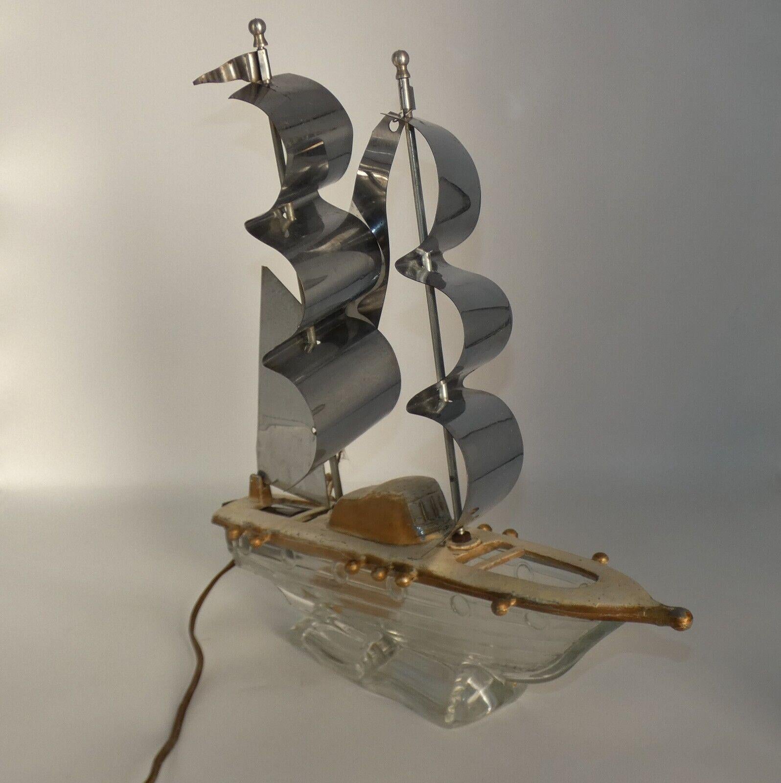 1940er Jahre Französisch Regency geschnitztes Holz, geformtes Glas Schiff Tischlampe signiert von Dior im Zustand „Gut“ im Angebot in Opa Locka, FL
