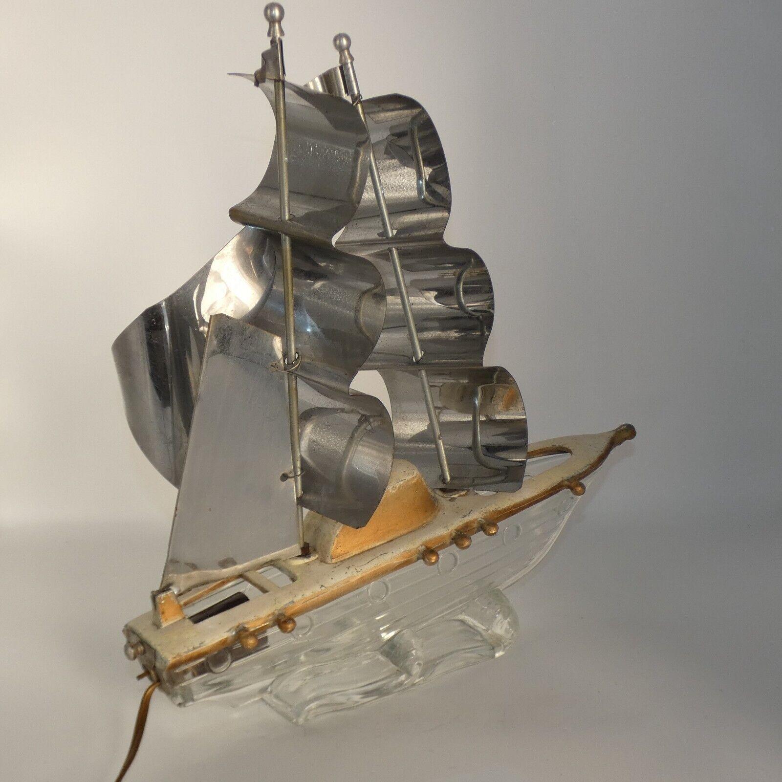 1940er Jahre Französisch Regency geschnitztes Holz, geformtes Glas Schiff Tischlampe signiert von Dior im Angebot 2