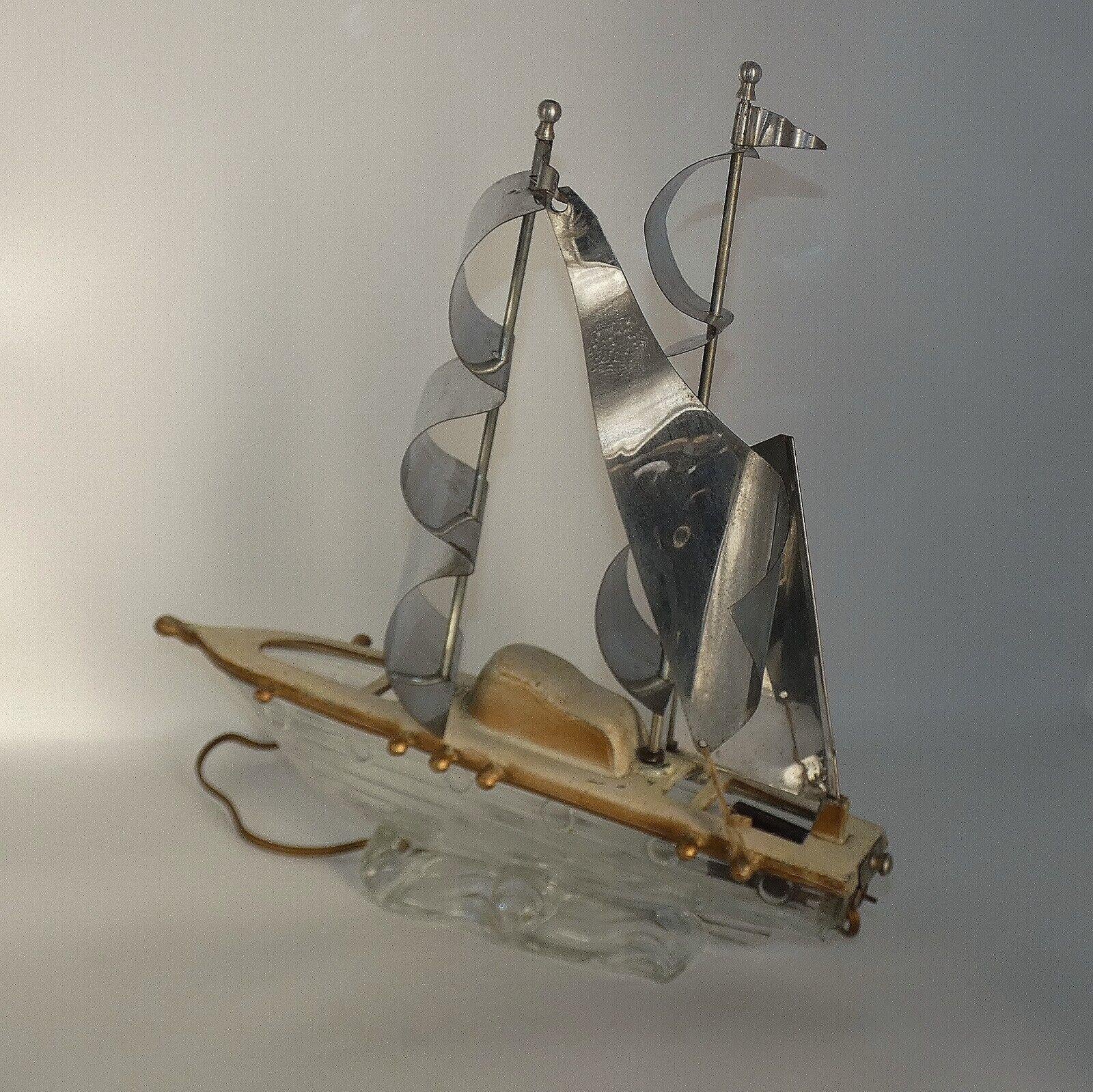 1940er Jahre Französisch Regency geschnitztes Holz, geformtes Glas Schiff Tischlampe signiert von Dior im Angebot 4