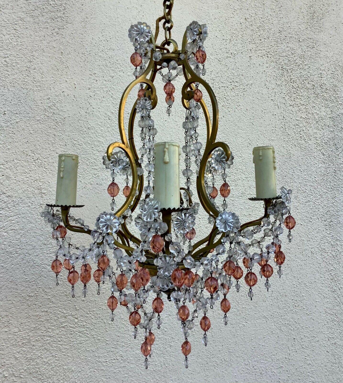 Bellissima cornice a gabbia in bronzo dorato di Hollywood Regency, ornata da cristalli rosa e trasparenti. Telaio a gabbia in bronzo che ricorda un lampadario Luigi XVI. Questo lampadario sarebbe perfetto sopra la vanità, il bagno o l'armadio, in