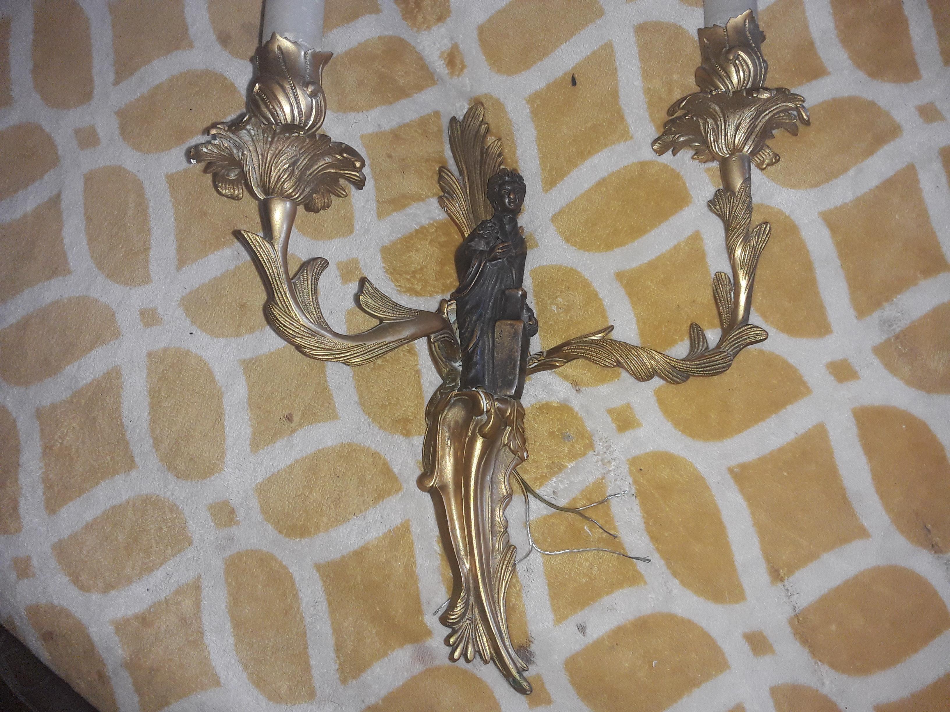 c1940's Französisch Regency vergoldet und patiniert Bronze Chinoiserie weibliche Figural Wandleuchter. Hohe Scheinkerzen, die dort angebracht sind, wo die Glühbirne in der Spitze ruht, umwerfend! Auf Wunsch des Kunden können die falschen Kerzen