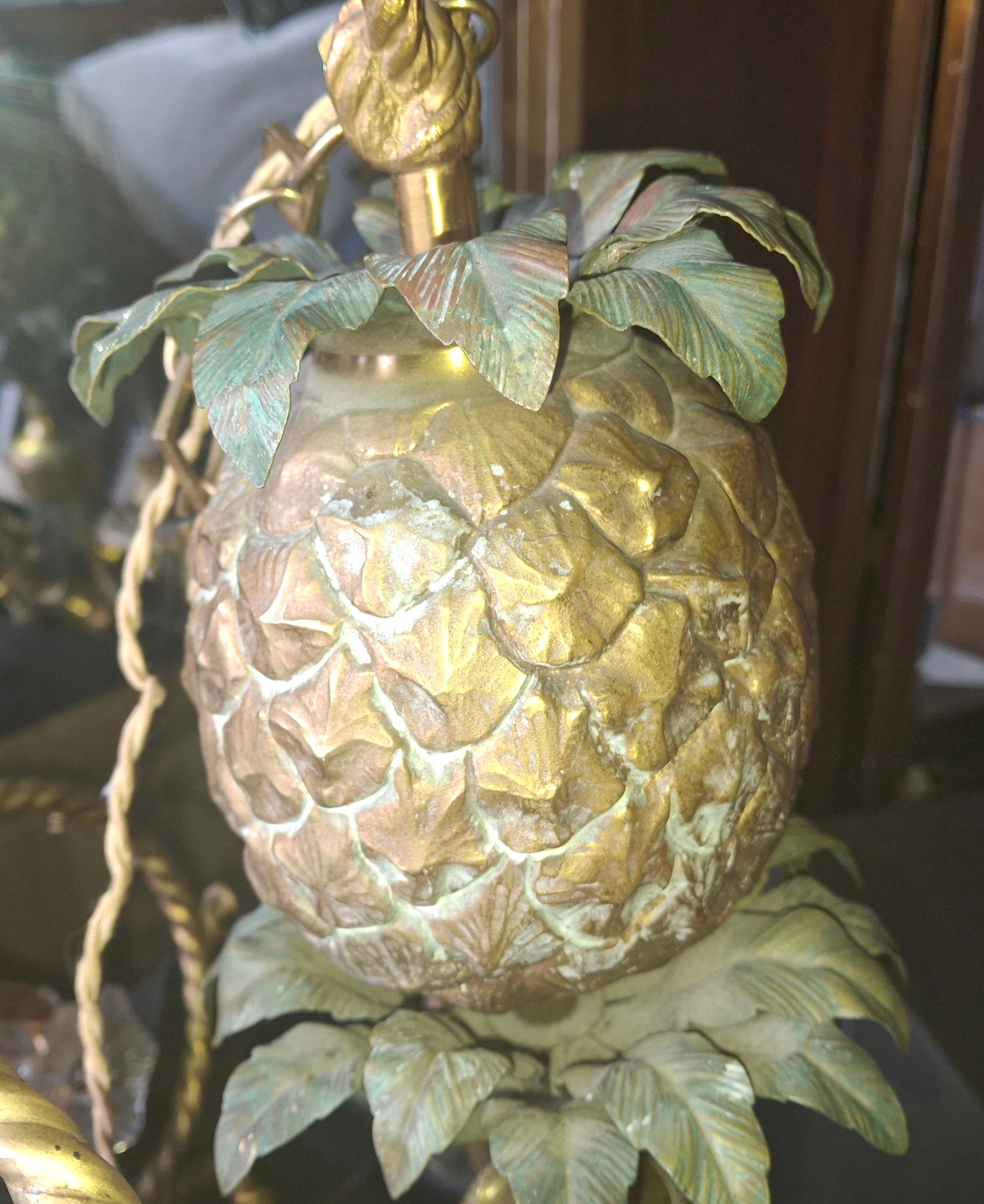 Lampadario ad ananas in bronzo patinato e dorato della Maison Charles. Un lavoro pesante, dettagliato e di altissima qualità per questo lampadario. Acquisizione immobiliare nel Sud della Francia. 4 luci.