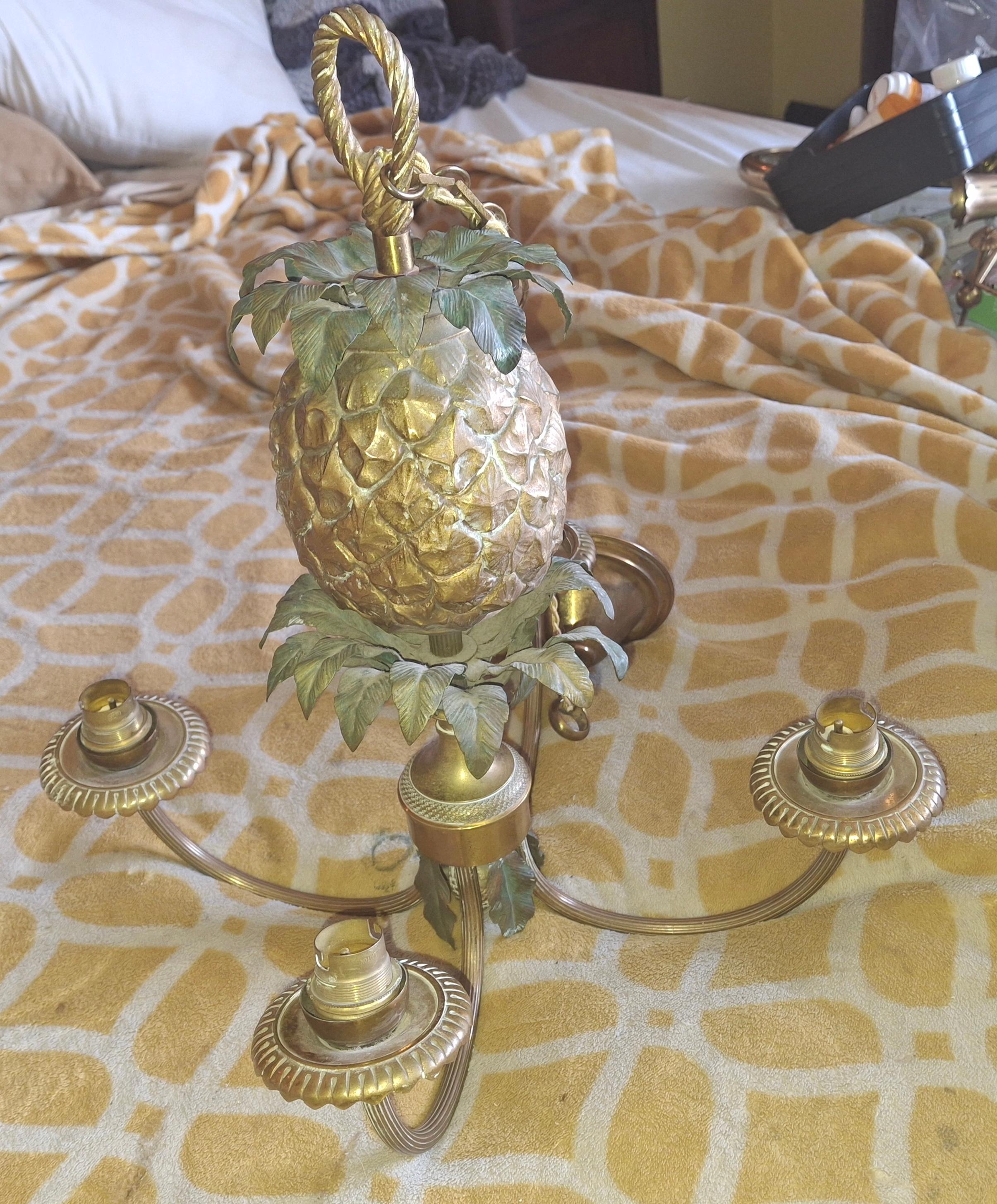 Francese Lampadario ananas della Reggenza francese del 1940 in bronzo dorato e patinato Maison Charles in vendita