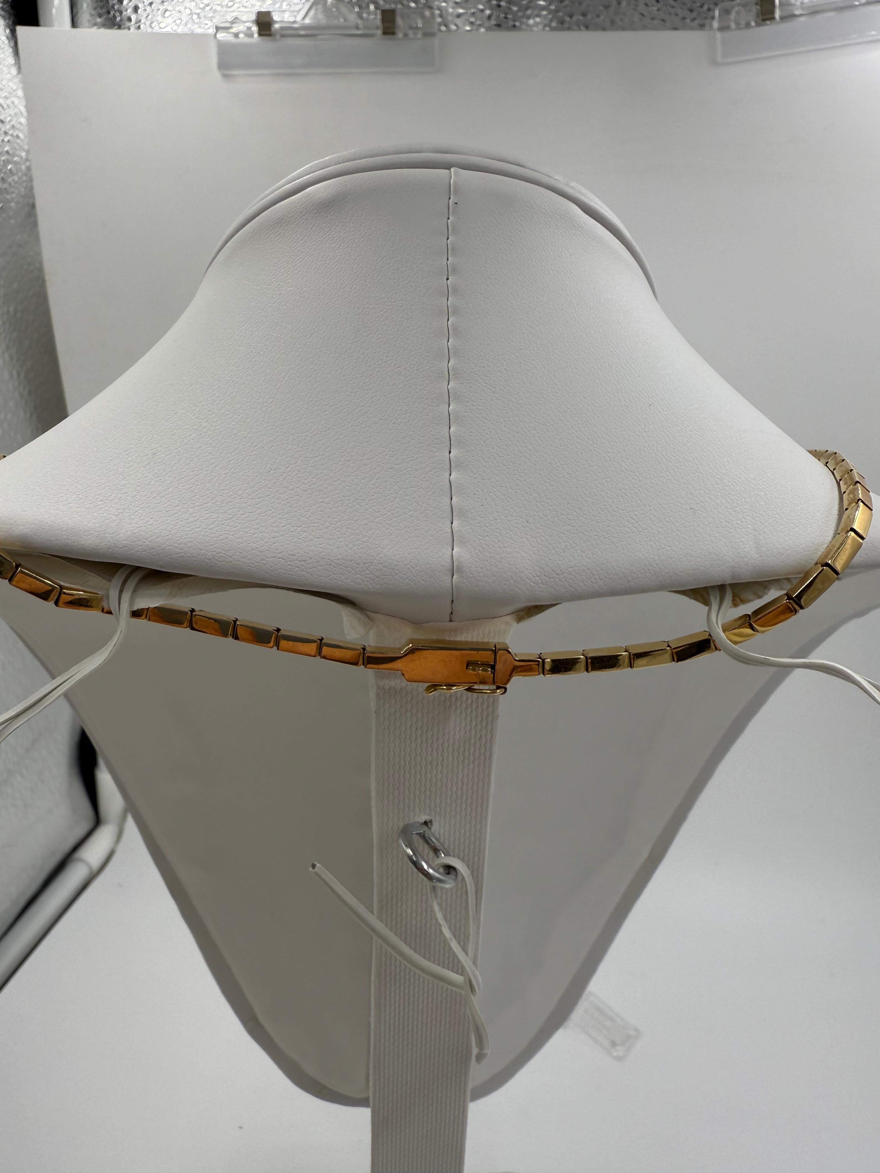 1940er Jahre Französisch Retro Diamant Smaragd Rubin Saphir 18k Platin Halskette im Angebot 1