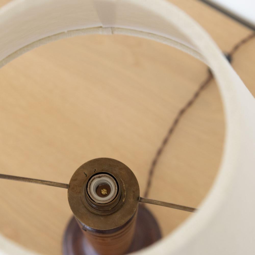 Lampe à poser en bois nervuré français des années 1940 en vente 4