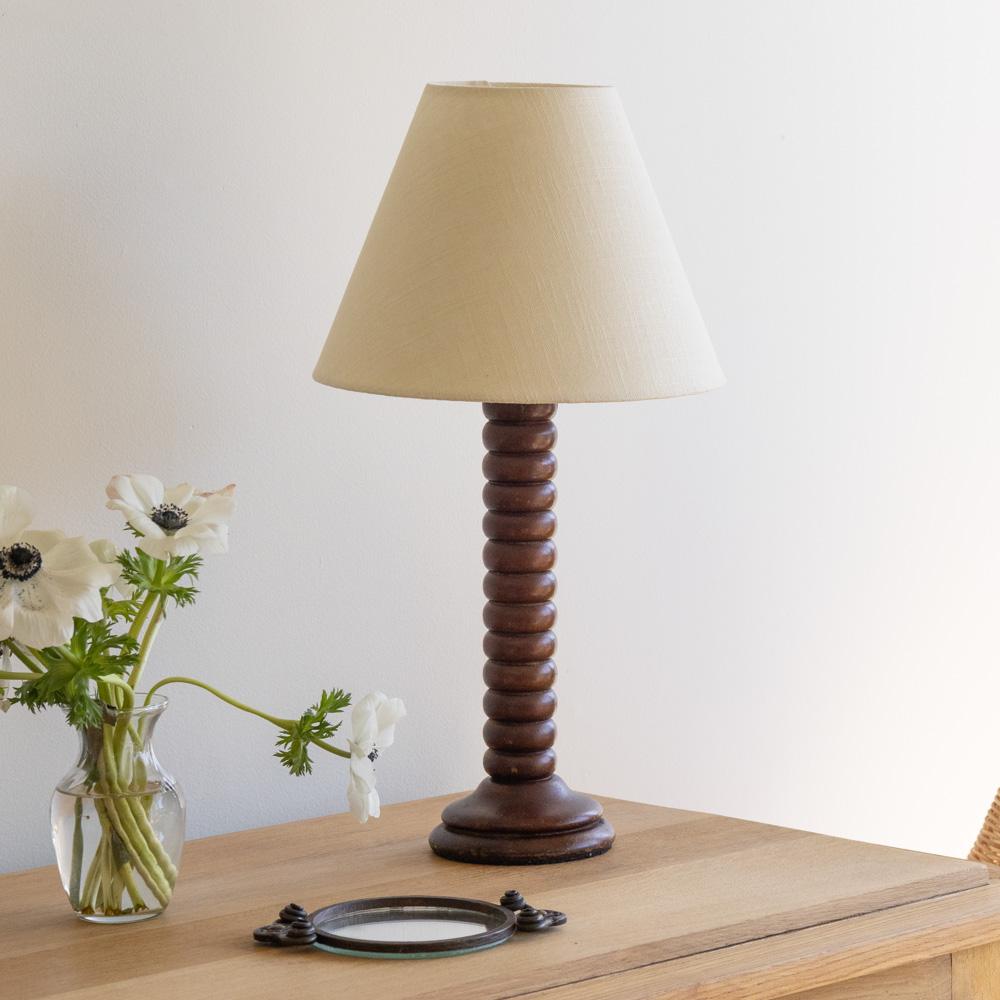 Français Lampe à poser en bois nervuré français des années 1940 en vente