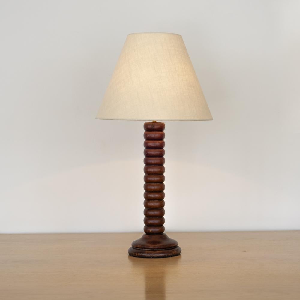Lampe à poser en bois nervuré français des années 1940 Bon état - En vente à Los Angeles, CA