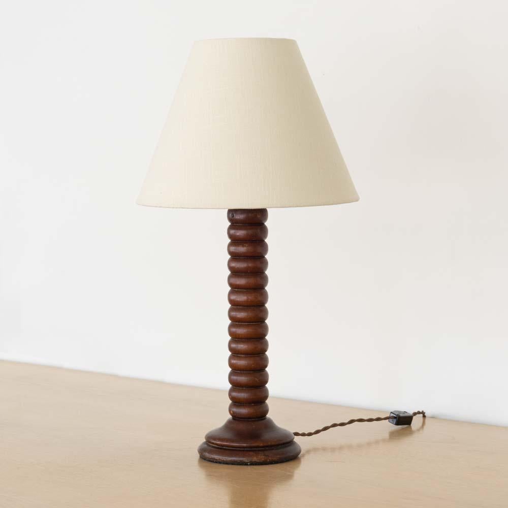 20ième siècle Lampe à poser en bois nervuré français des années 1940 en vente