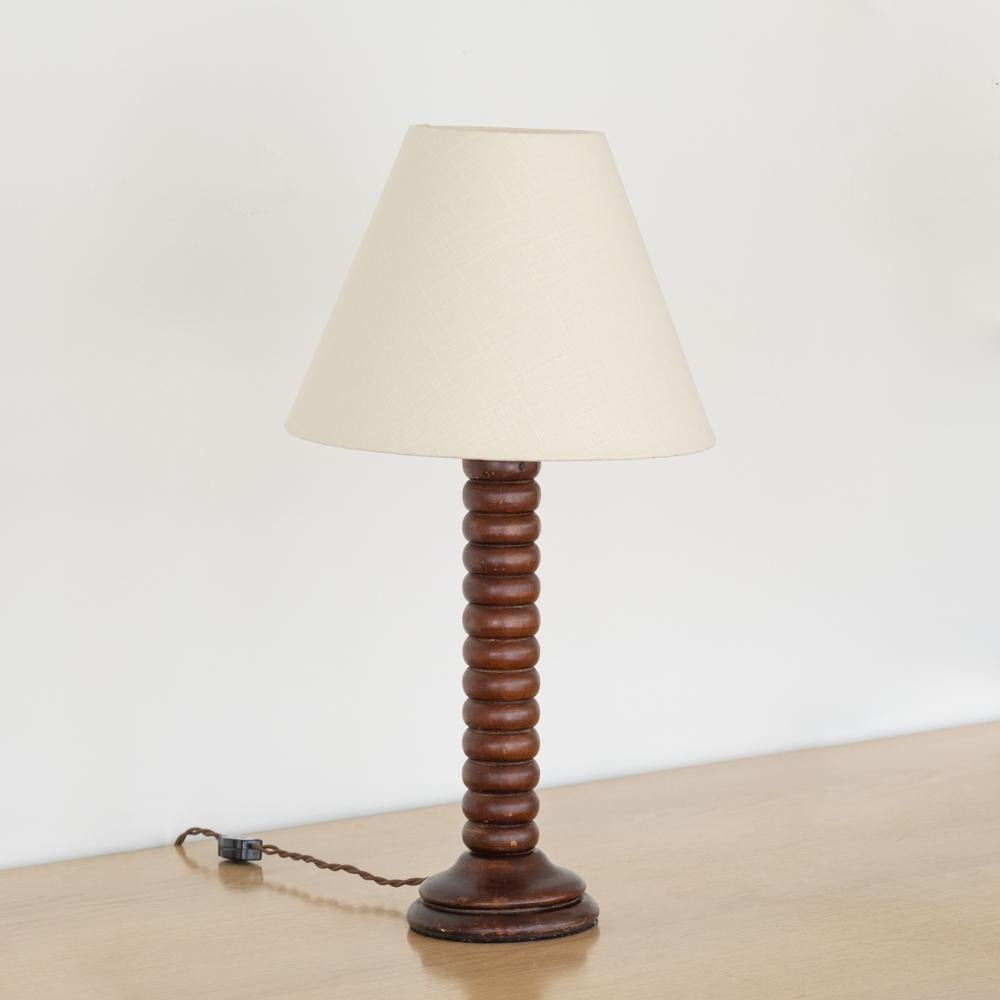 Lin Lampe à poser en bois nervuré français des années 1940 en vente