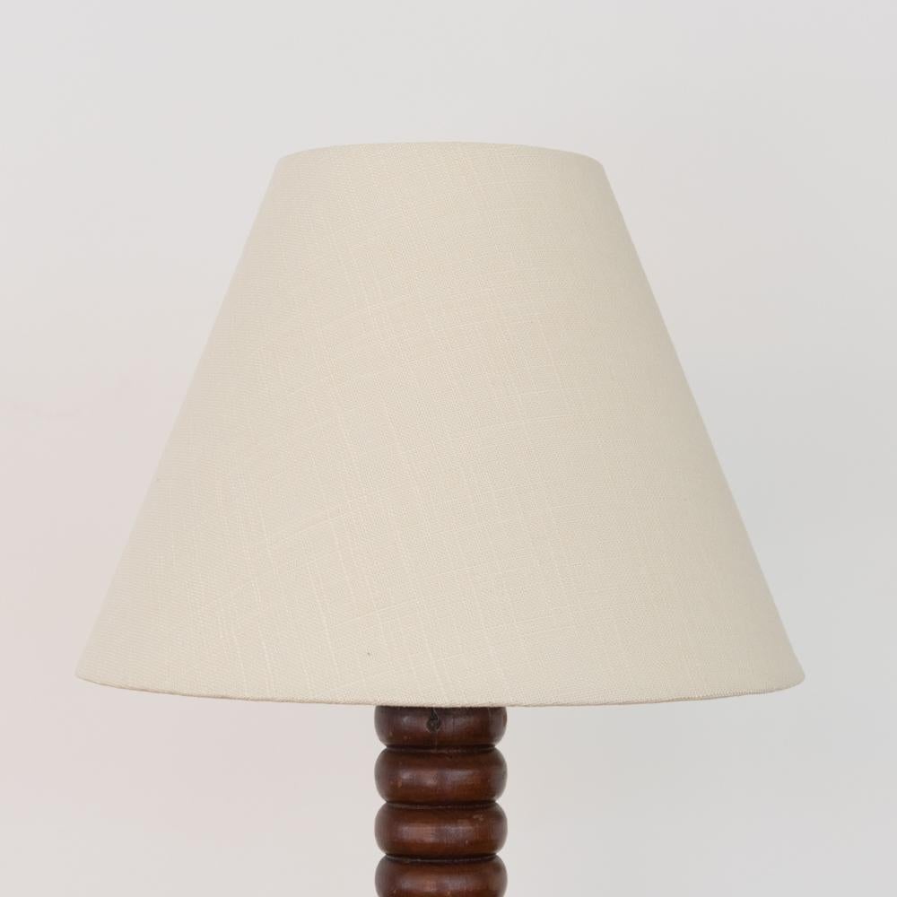 Lampe à poser en bois nervuré français des années 1940 en vente 1