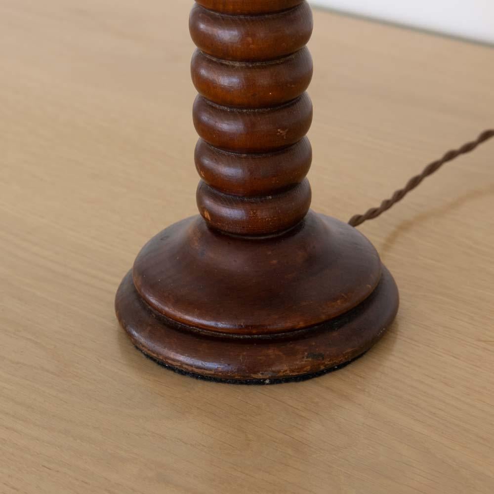 Lampe à poser en bois nervuré français des années 1940 en vente 2