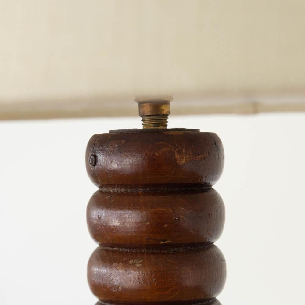 Lampe à poser en bois nervuré français des années 1940 en vente 3