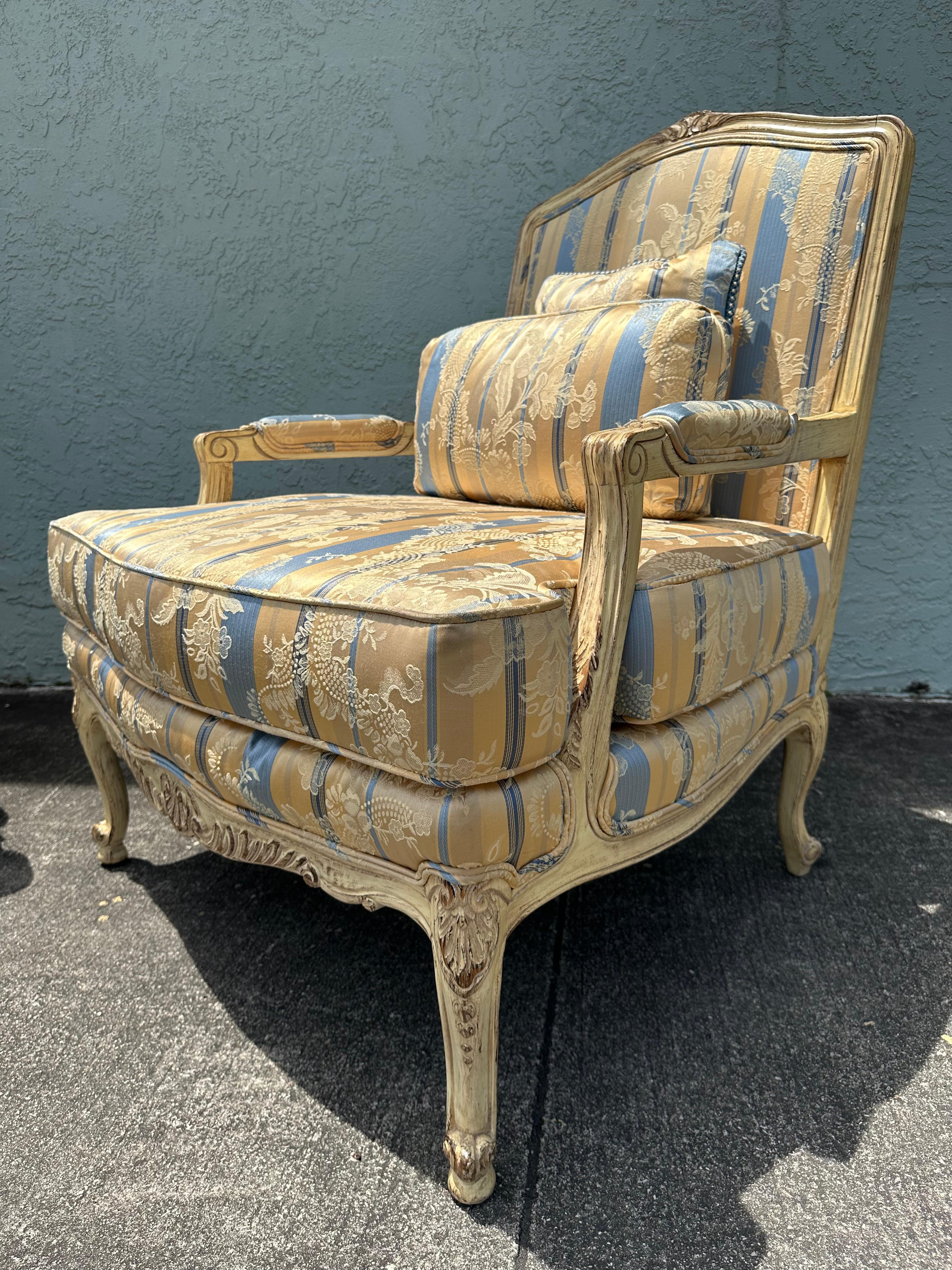 Sedie bergere rustiche francesi degli anni '40 in stile Louis in raso di seta blu e giallo, set di 2 in vendita 3