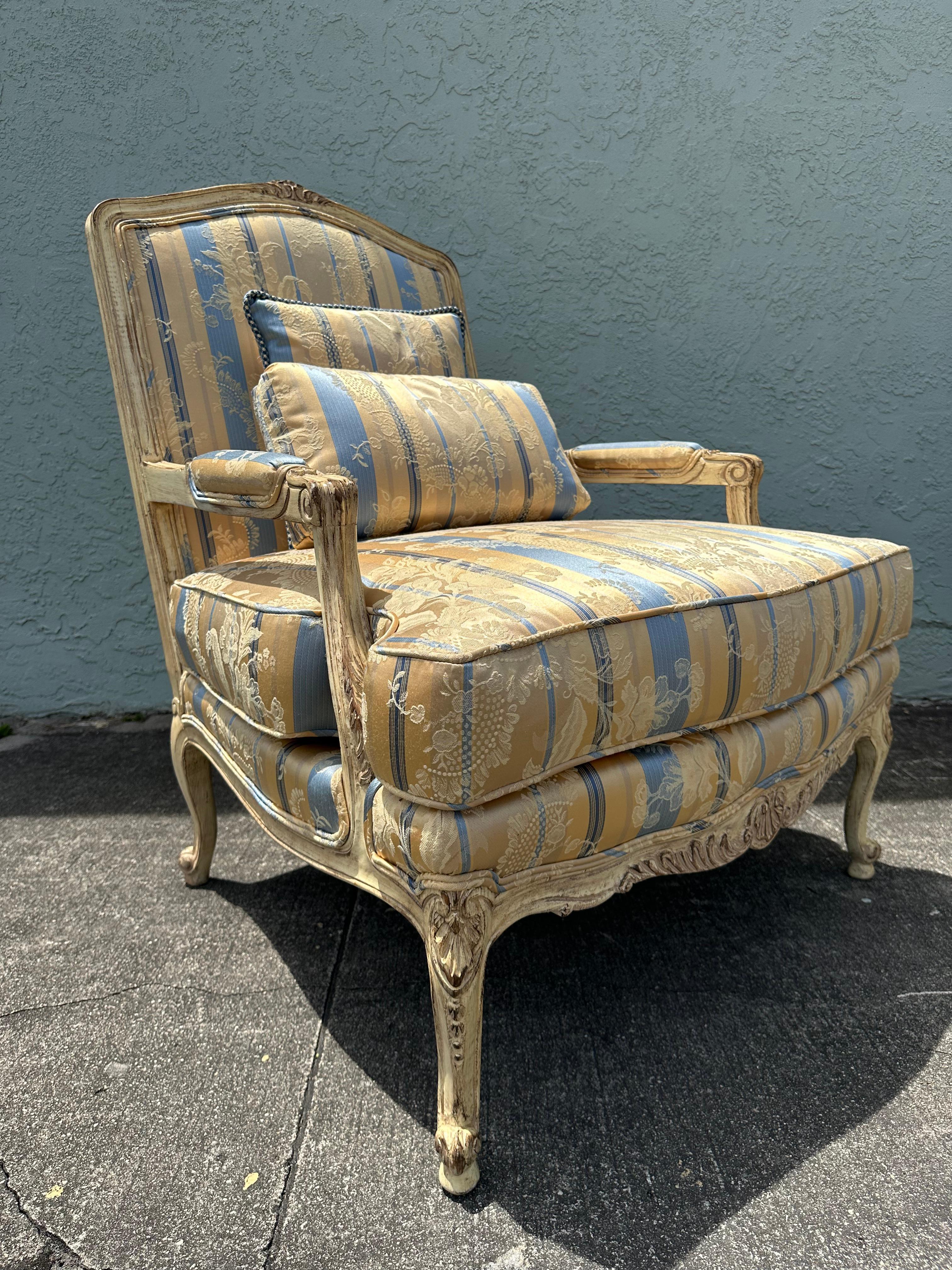 Sedie bergere rustiche francesi degli anni '40 in stile Louis in raso di seta blu e giallo, set di 2 in vendita 4