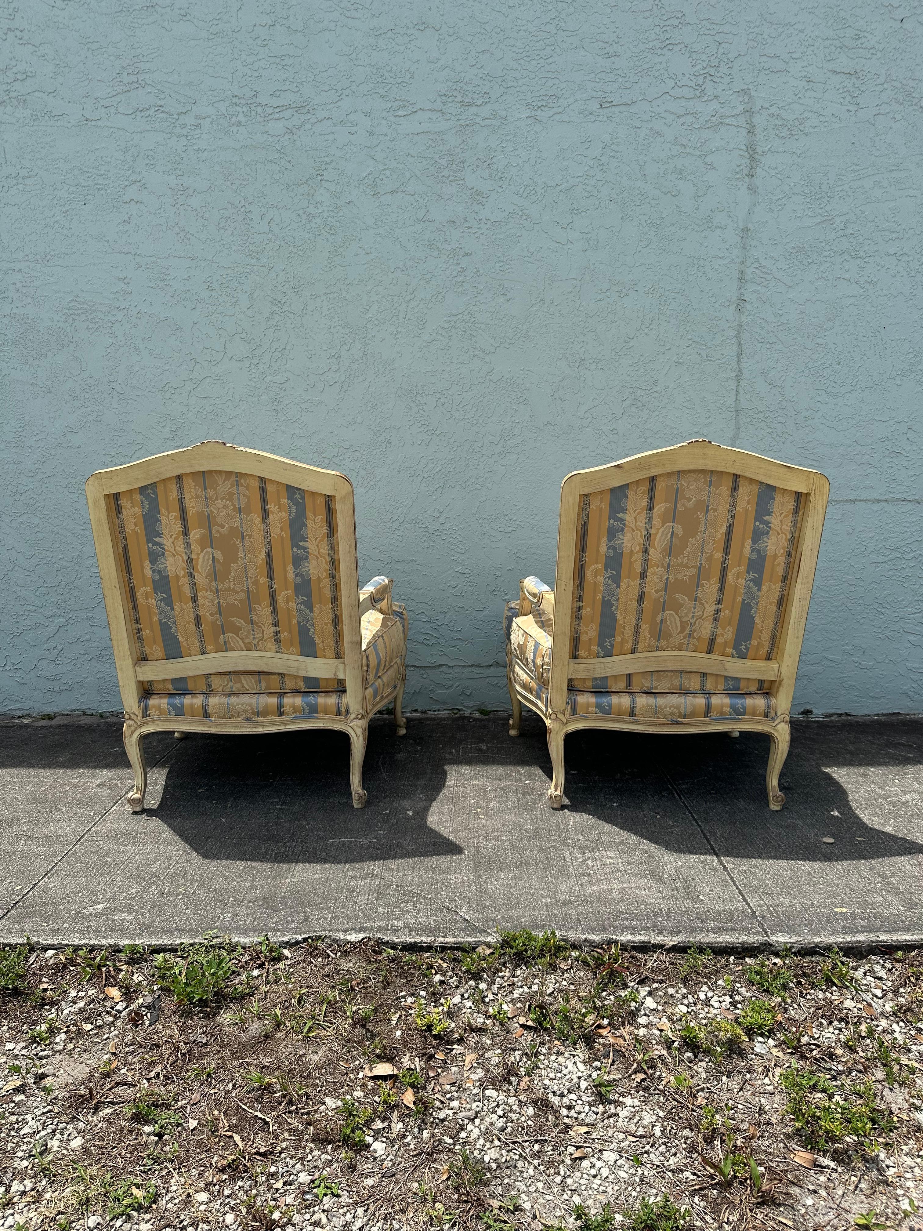 Sedie bergere rustiche francesi degli anni '40 in stile Louis in raso di seta blu e giallo, set di 2 in vendita 5