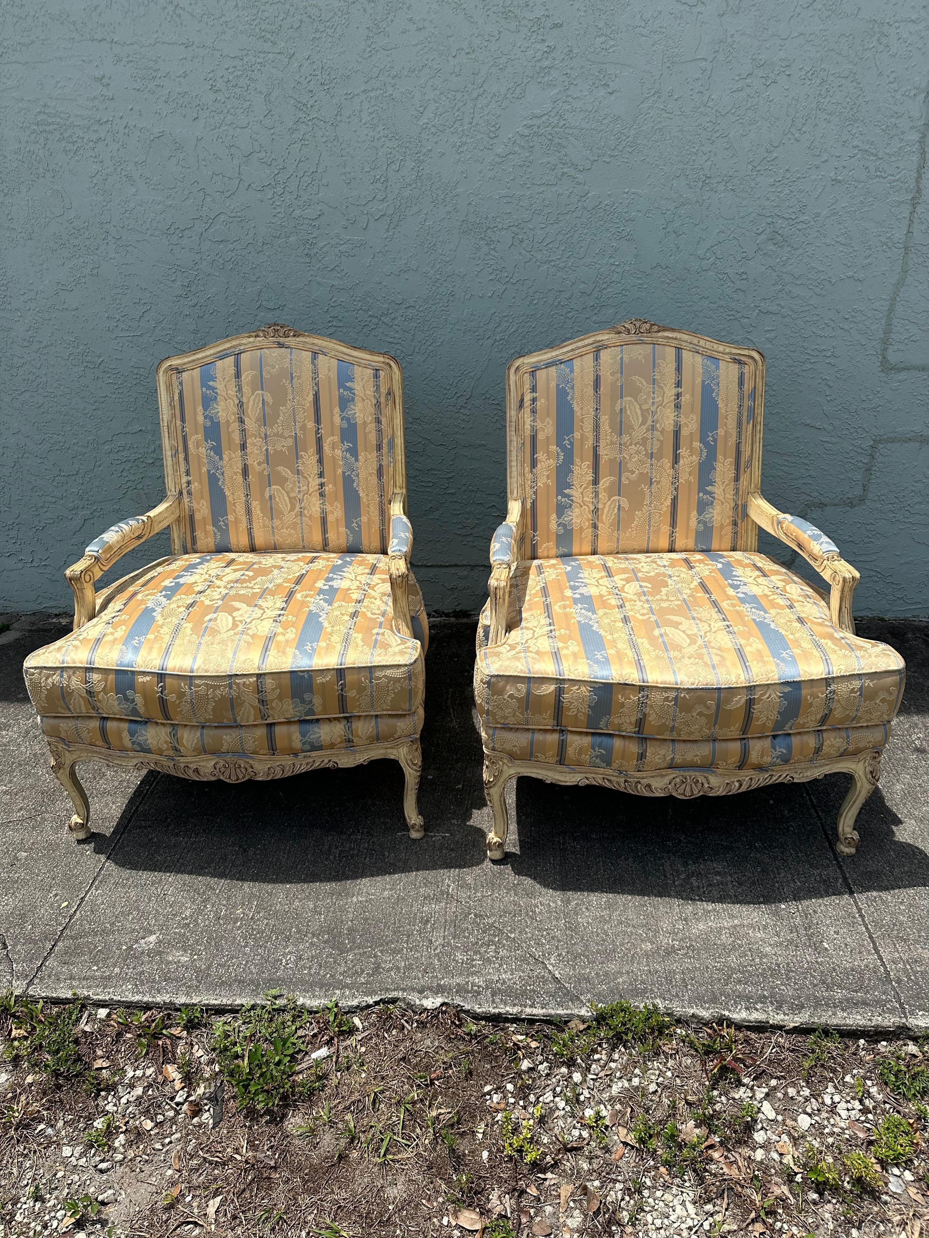 Sedie bergere rustiche francesi degli anni '40 in stile Louis in raso di seta blu e giallo, set di 2 in vendita 6