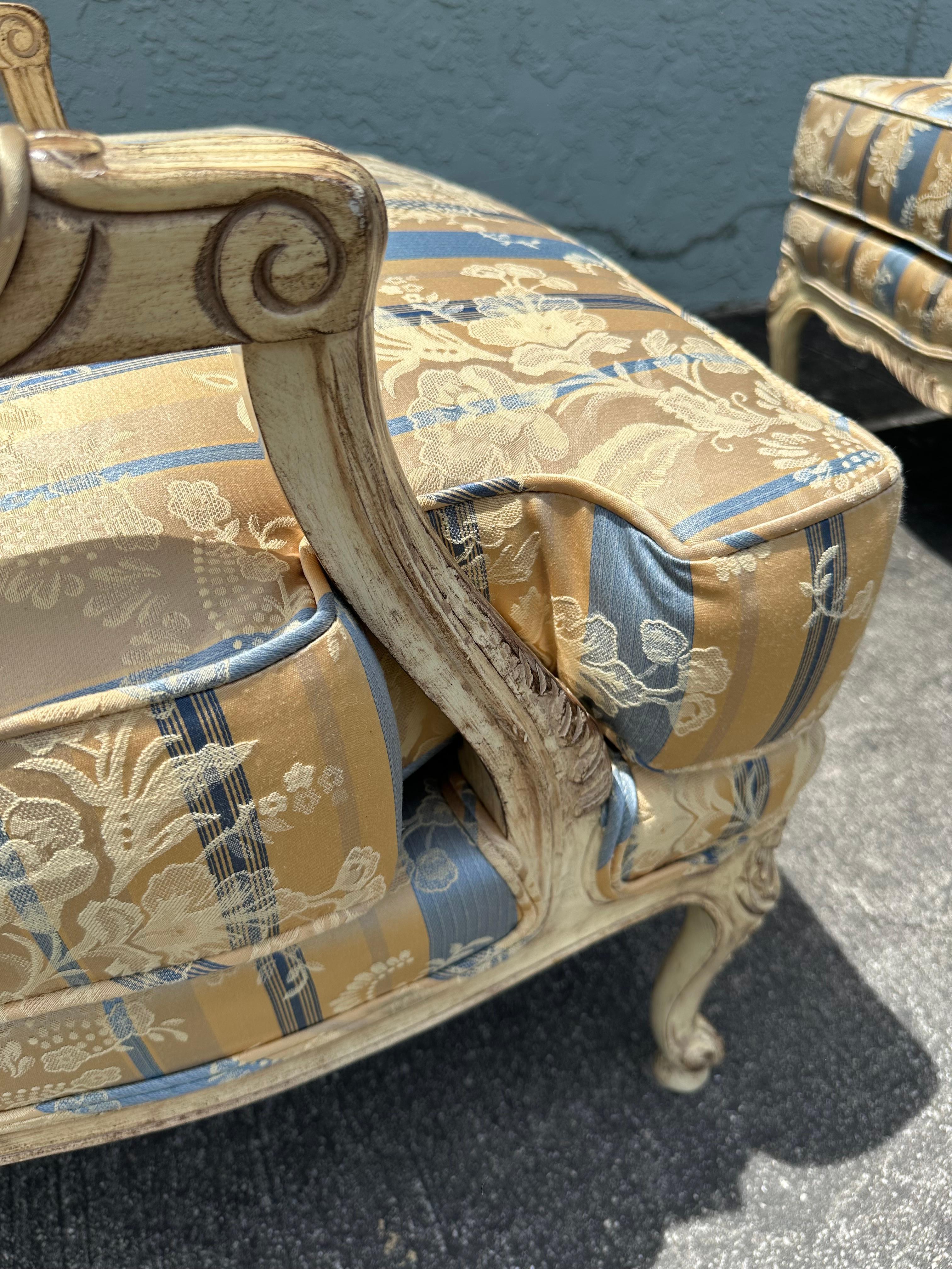 Sedie bergere rustiche francesi degli anni '40 in stile Louis in raso di seta blu e giallo, set di 2 in vendita 7