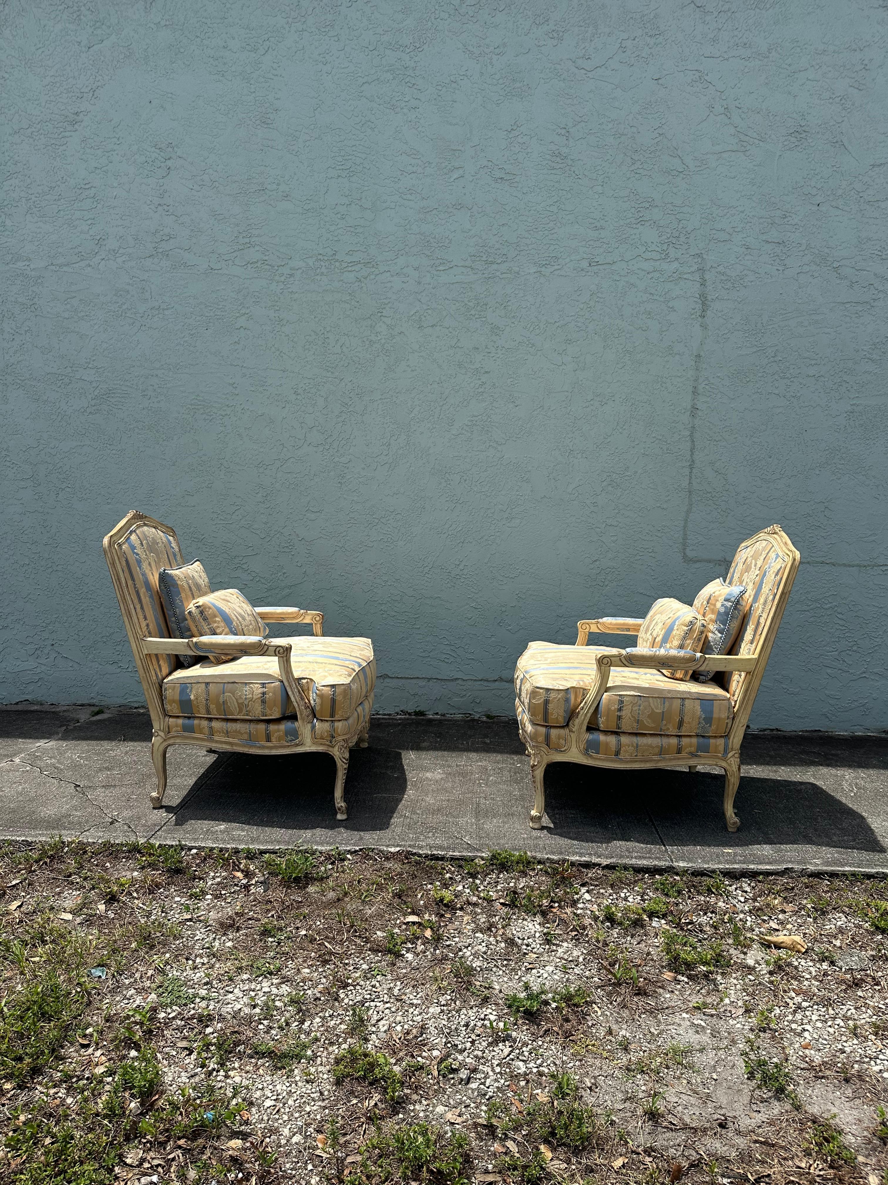 Stile provenzale Sedie bergere rustiche francesi degli anni '40 in stile Louis in raso di seta blu e giallo, set di 2 in vendita