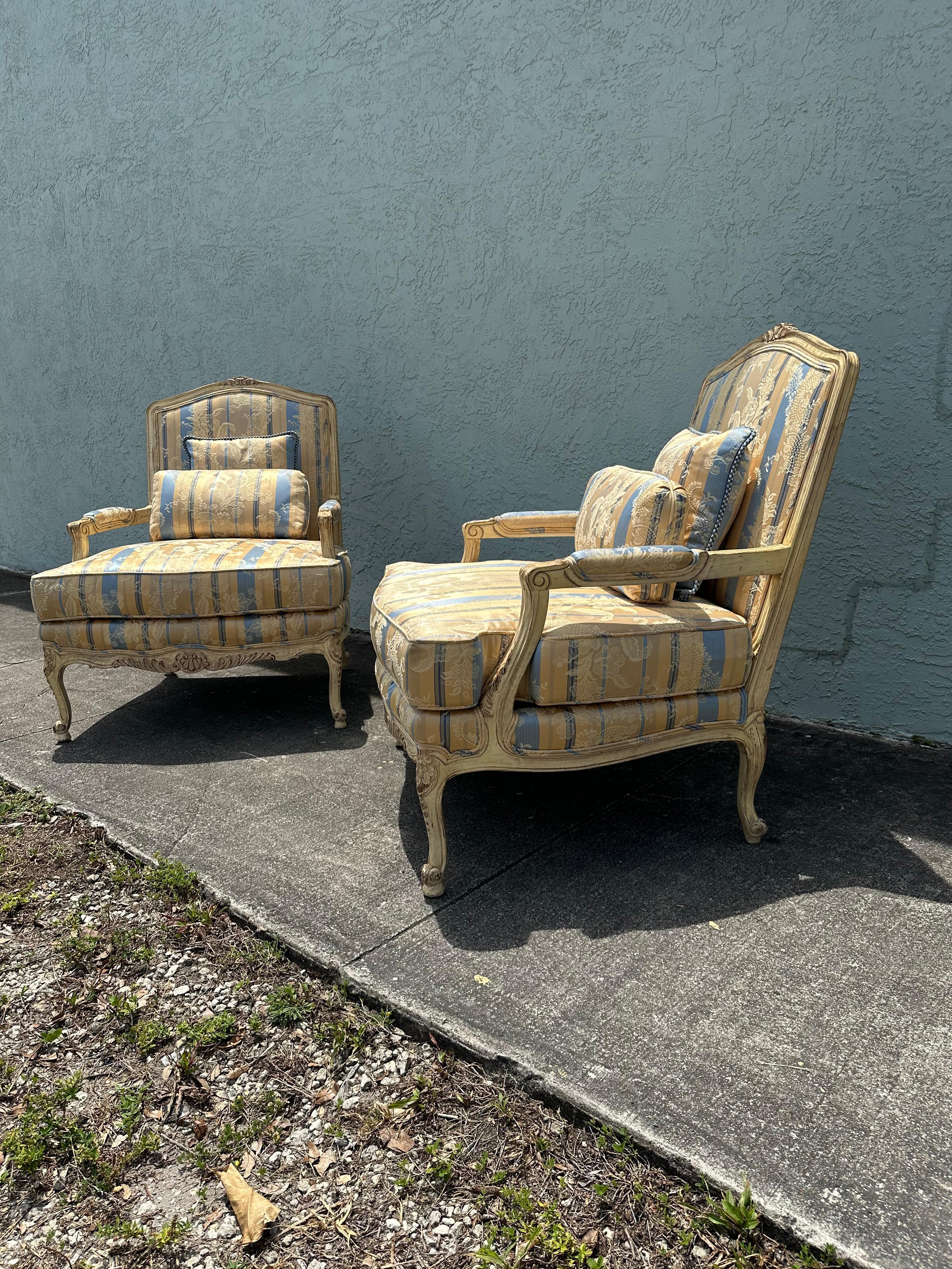 Francese Sedie bergere rustiche francesi degli anni '40 in stile Louis in raso di seta blu e giallo, set di 2 in vendita