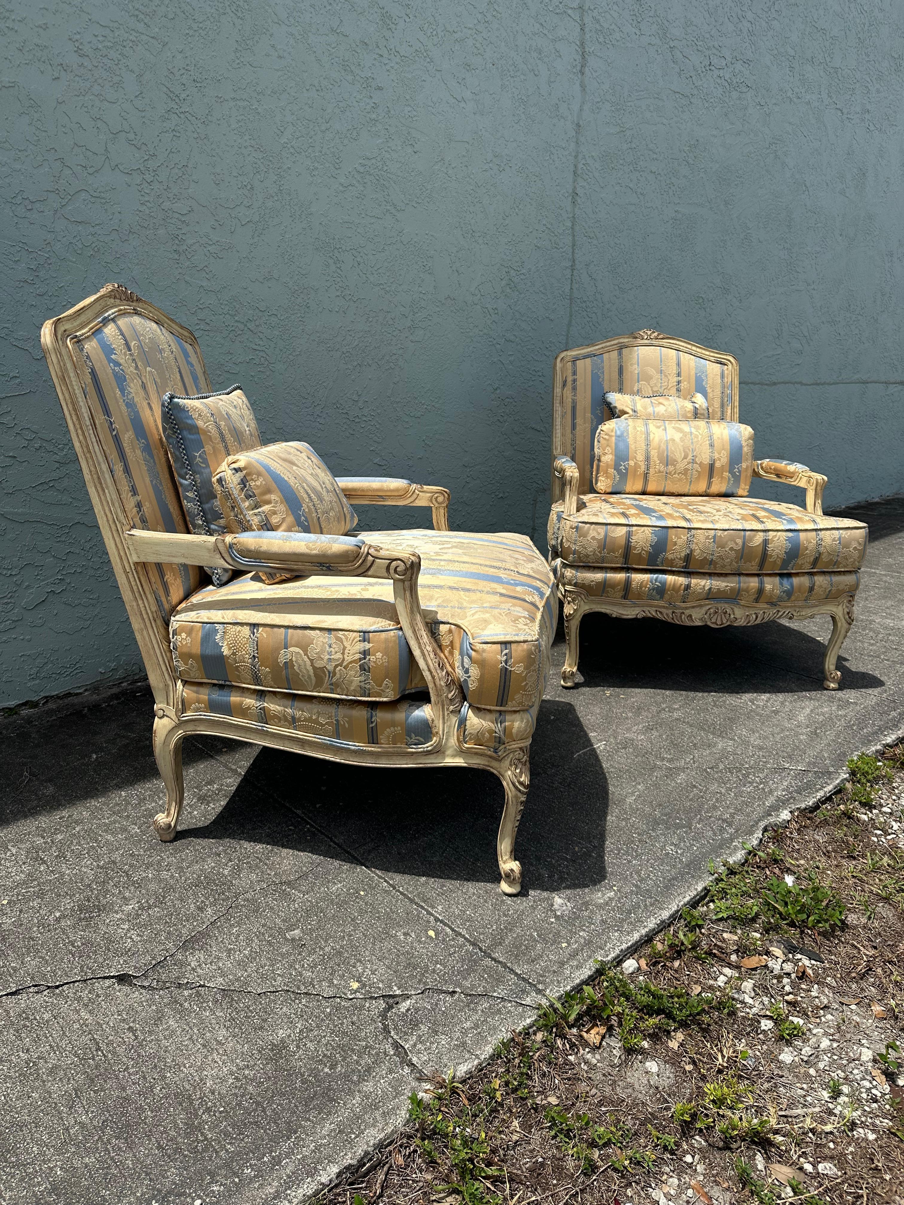 Sedie bergere rustiche francesi degli anni '40 in stile Louis in raso di seta blu e giallo, set di 2 In condizioni buone in vendita a Fort Lauderdale, FL