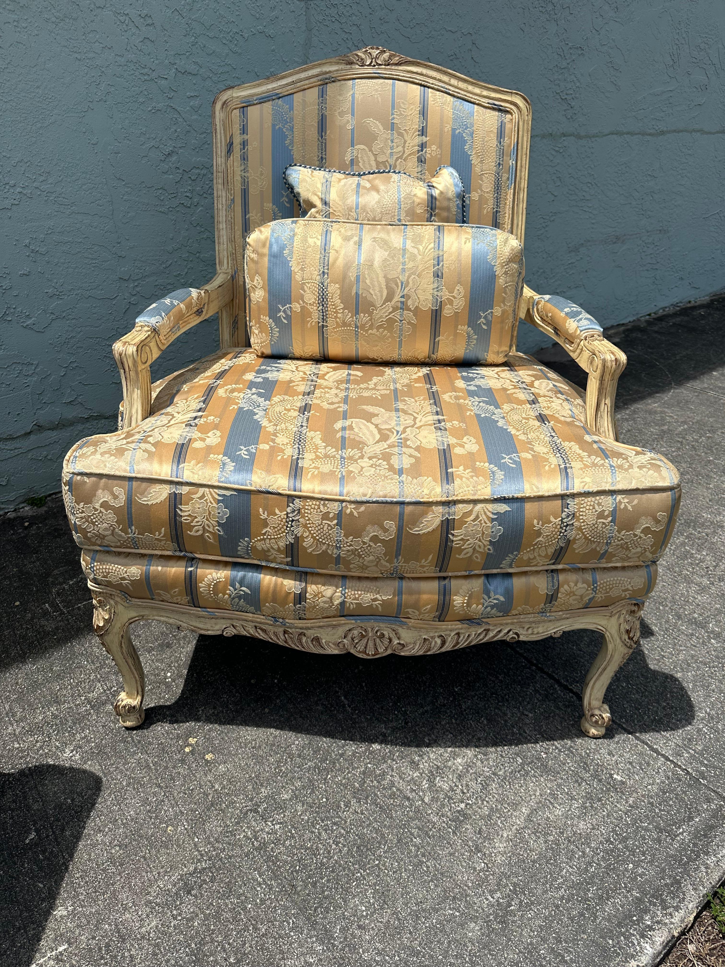 Metà XX secolo Sedie bergere rustiche francesi degli anni '40 in stile Louis in raso di seta blu e giallo, set di 2 in vendita
