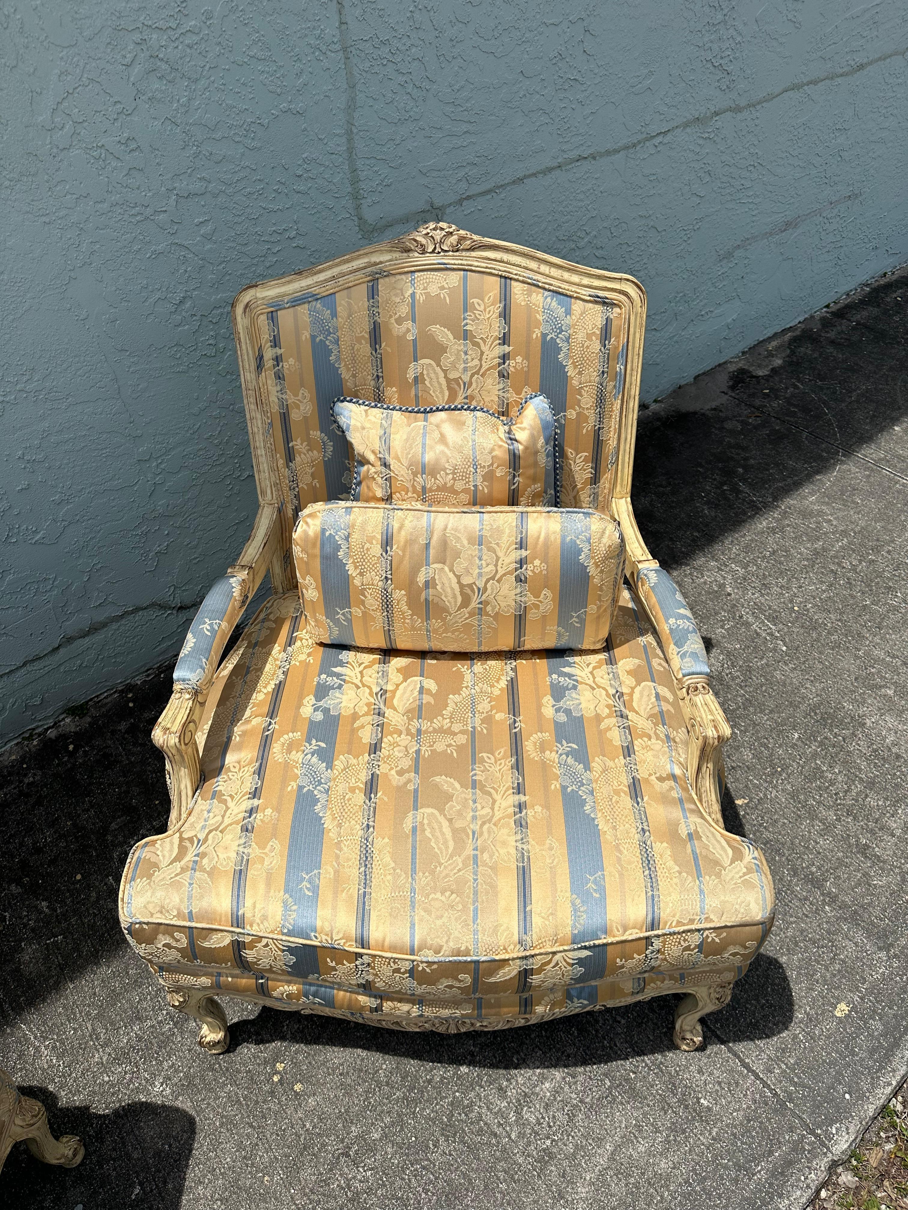 Tappezzeria Sedie bergere rustiche francesi degli anni '40 in stile Louis in raso di seta blu e giallo, set di 2 in vendita