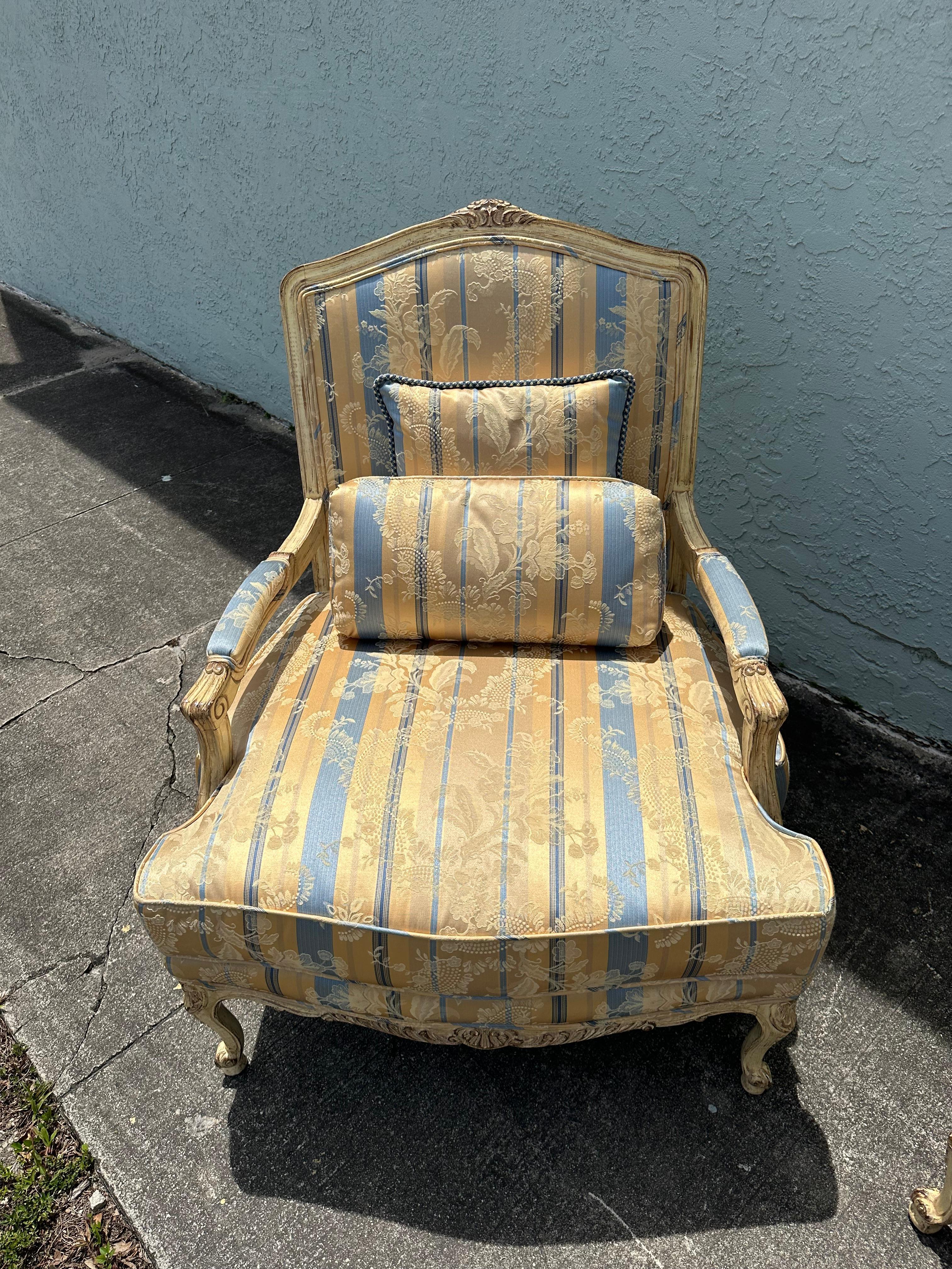 Sedie bergere rustiche francesi degli anni '40 in stile Louis in raso di seta blu e giallo, set di 2 in vendita 1
