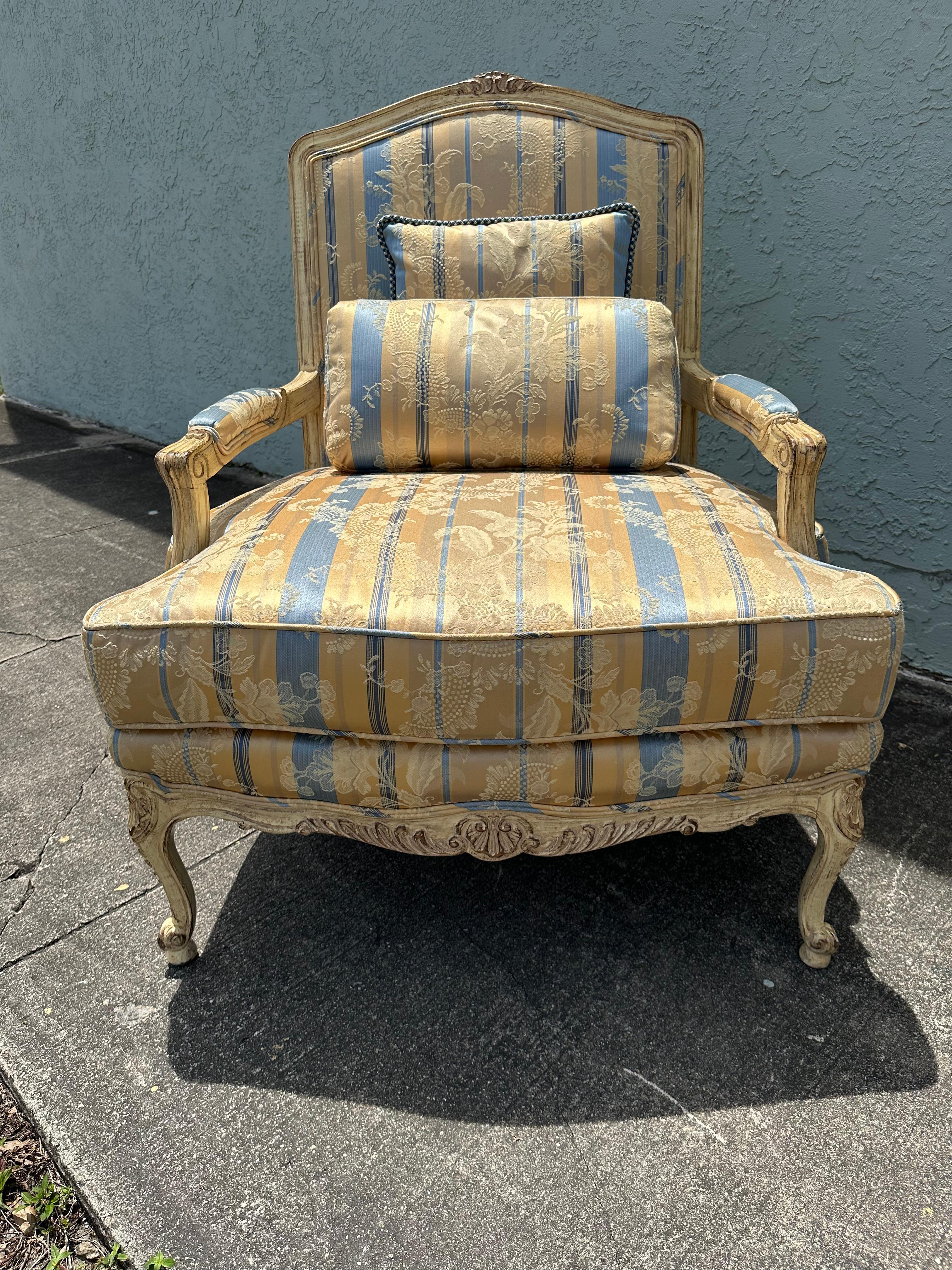 Sedie bergere rustiche francesi degli anni '40 in stile Louis in raso di seta blu e giallo, set di 2 in vendita 2