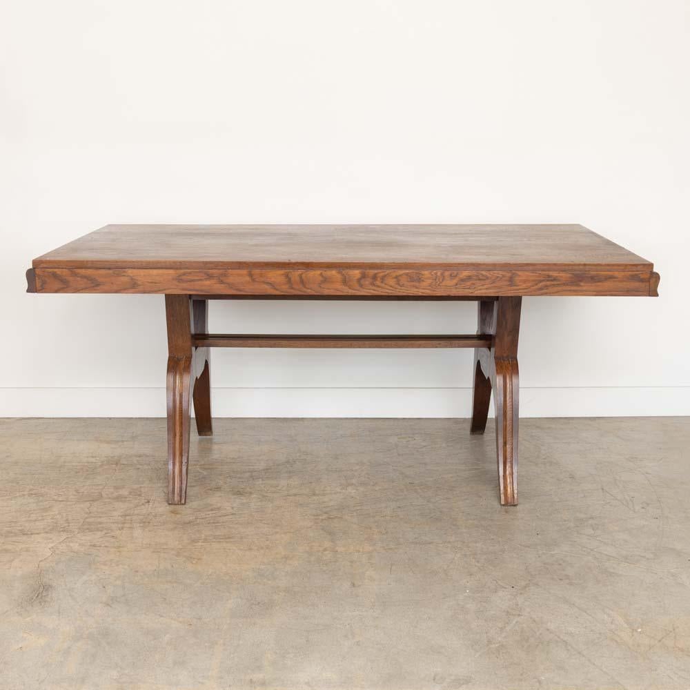 Tavolo da pranzo francese scultoreo in Wood degli anni '40 In condizioni buone in vendita a Los Angeles, CA