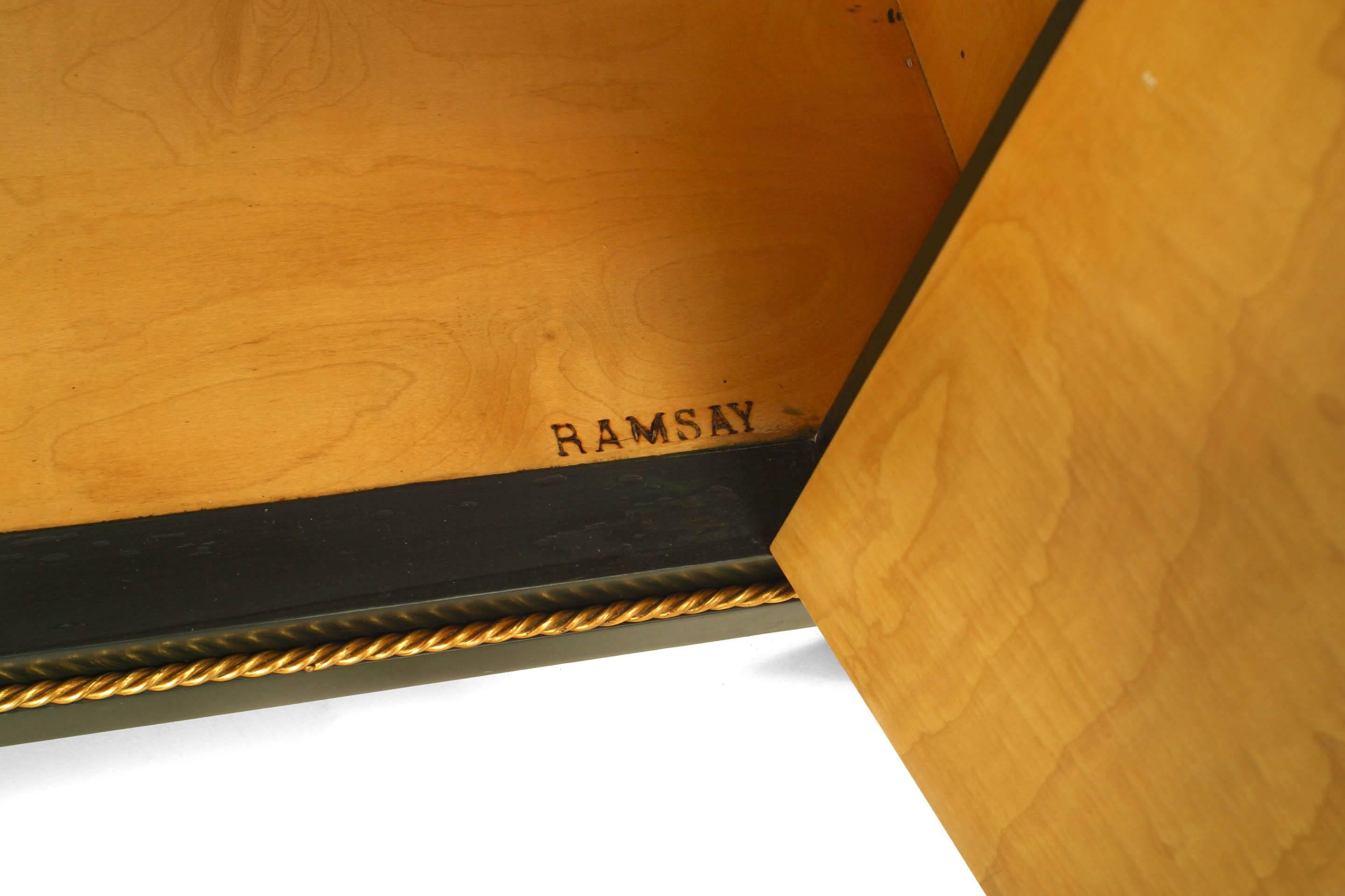 Ramsay Französischer Mid-Century-Schreibtisch in Dunkelgrün lackiert im Zustand „Gut“ im Angebot in New York, NY