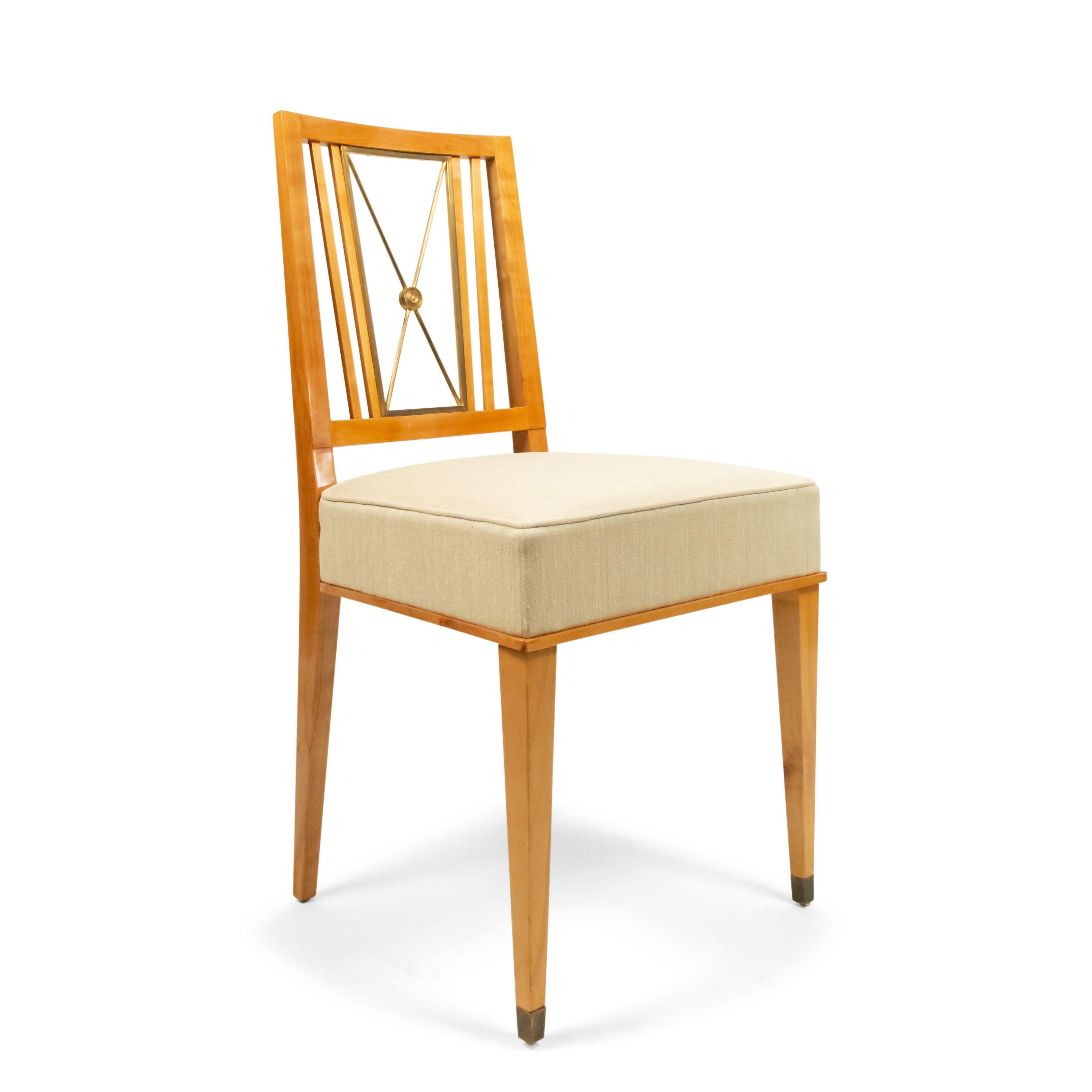 Ensemble de 8 chaises d'appoint françaises des années 1940 en laiton et érable avec dossier ouvert en forme de X et assise tapissée de soie fauve (att : JACQUES ADNET)
