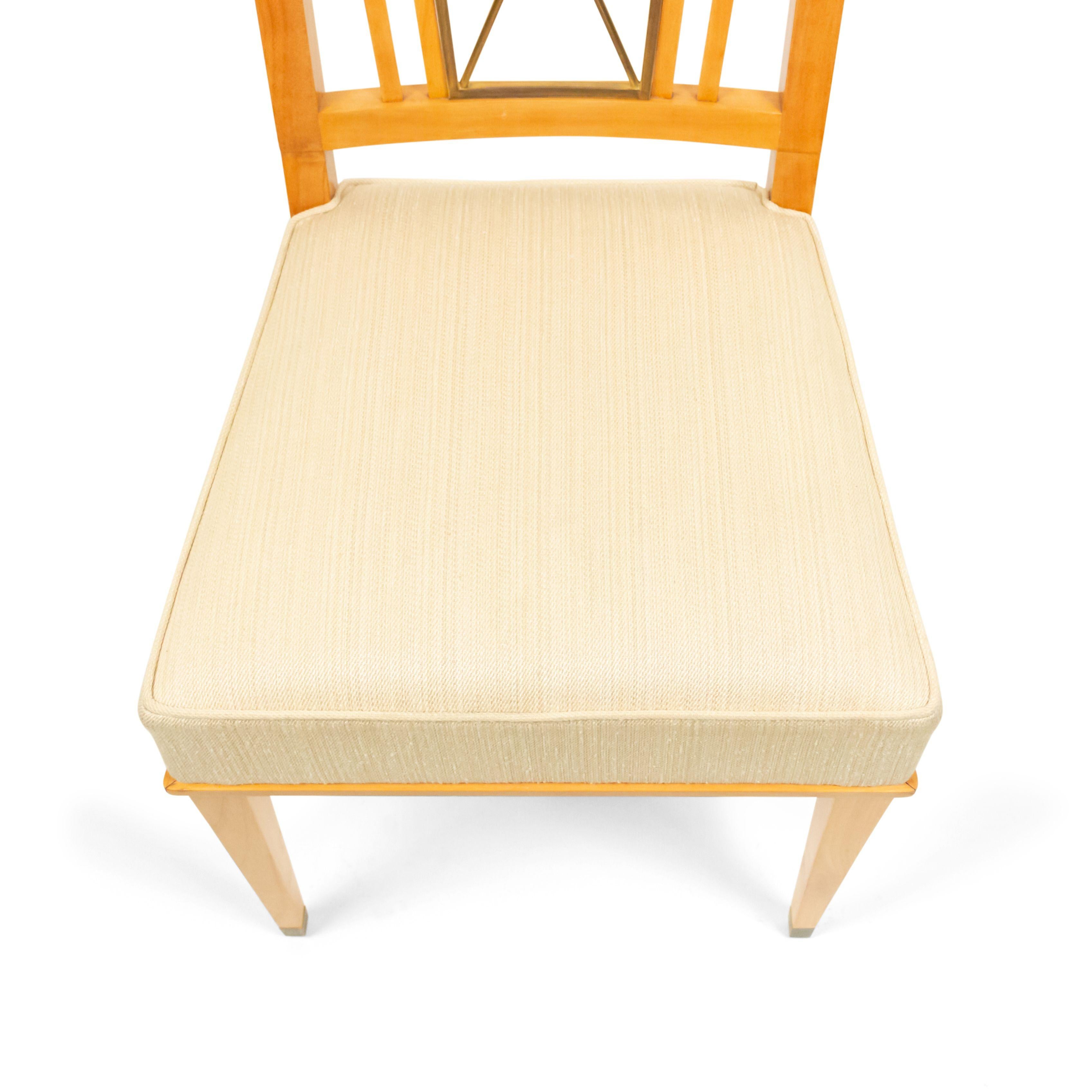 Laiton Ensemble de 8 chaises d'appoint françaises du milieu du siècle en érable et soie de Jacques Adnet en vente